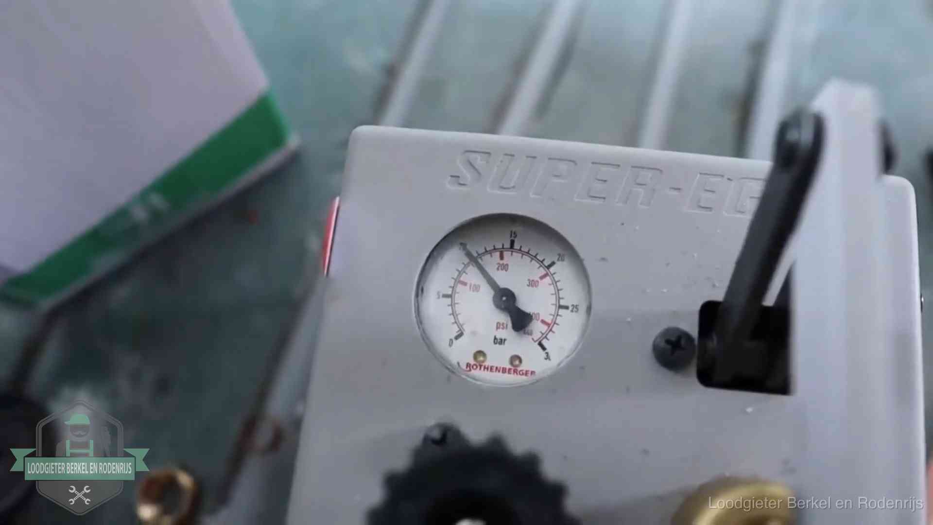 Verzekerd en aansprakelijk in Berkel en Rodenrijs Manometer van een afperspomp bij controle van nieuw leidingwerk in Berkel en Rodenrijs