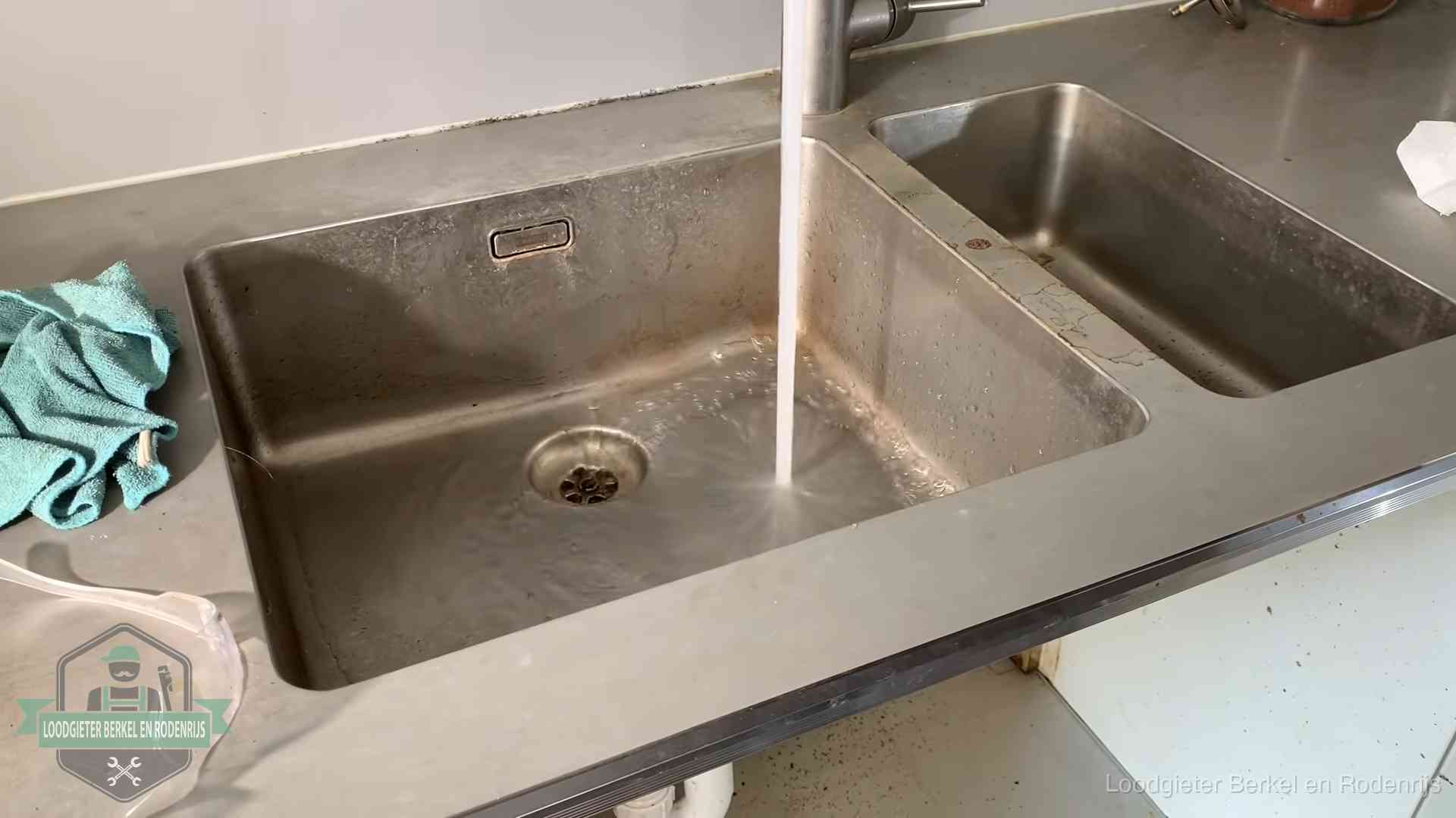 Doorstroomtest van de afvoer bij een gootsteen in Berkel en Rodenrijs