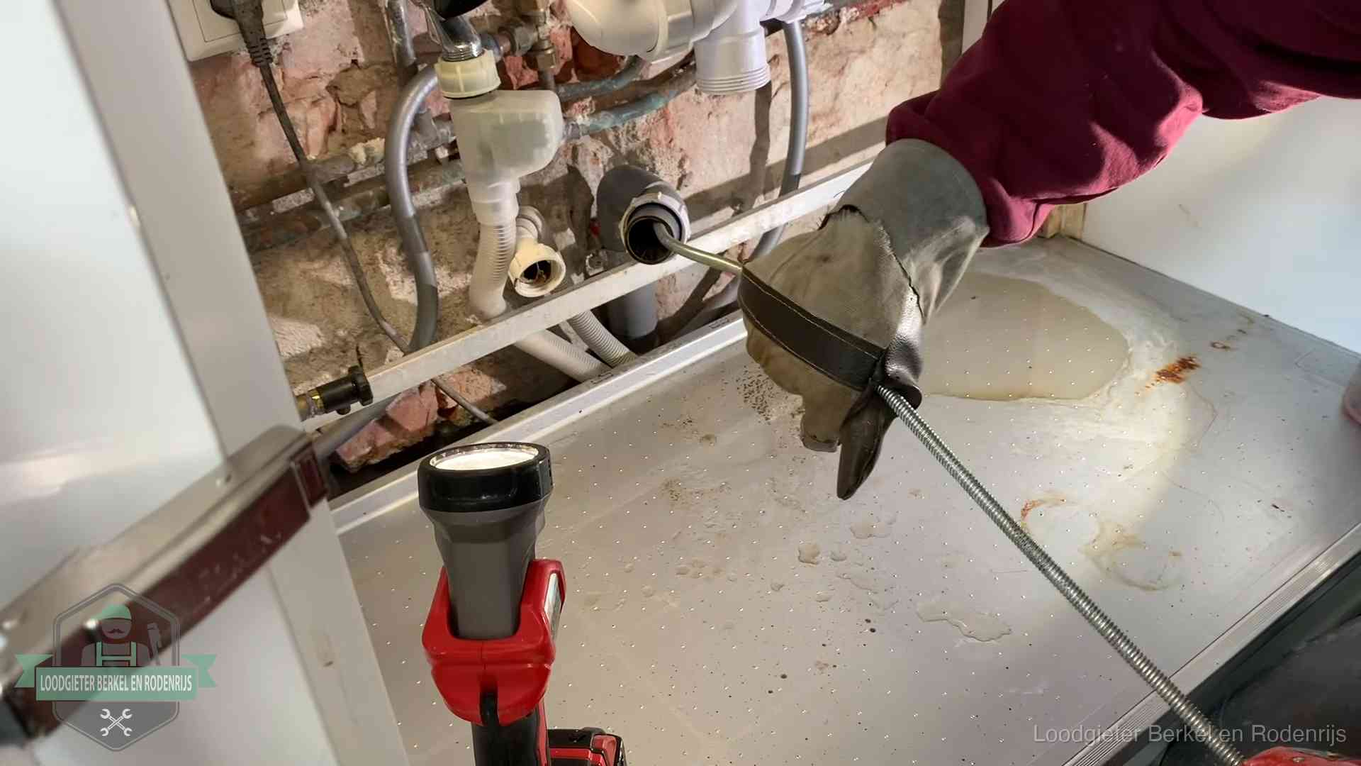 Ontstoppingsveer wordt preventief door een afvoeraansluiting gehaald in Berkel en Rodenrijs