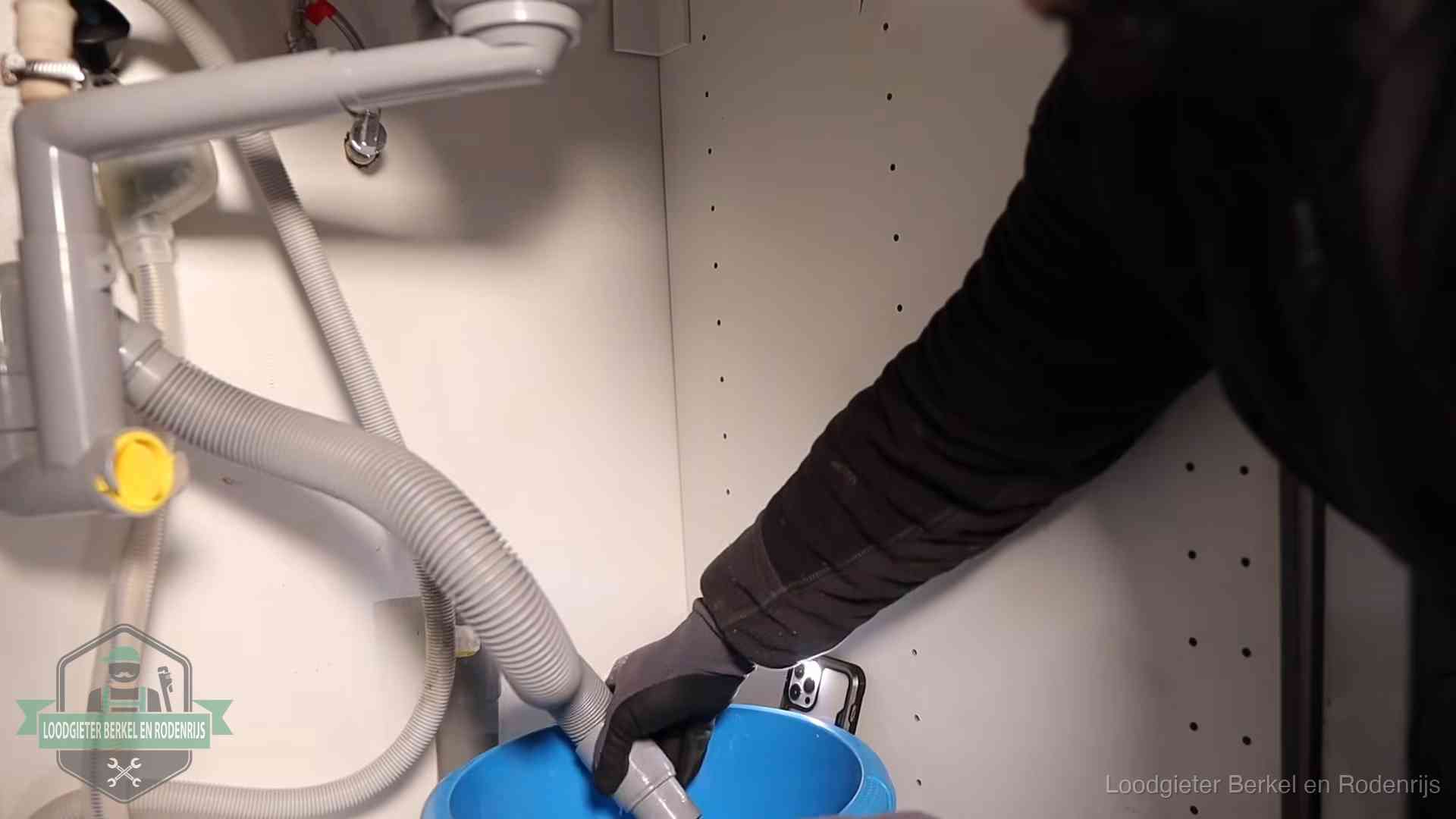Afvoerslang loopt leeg in een emmer onder de gootsteen in Berkel en Rodenrijs, een klus die je zelf kunt doen