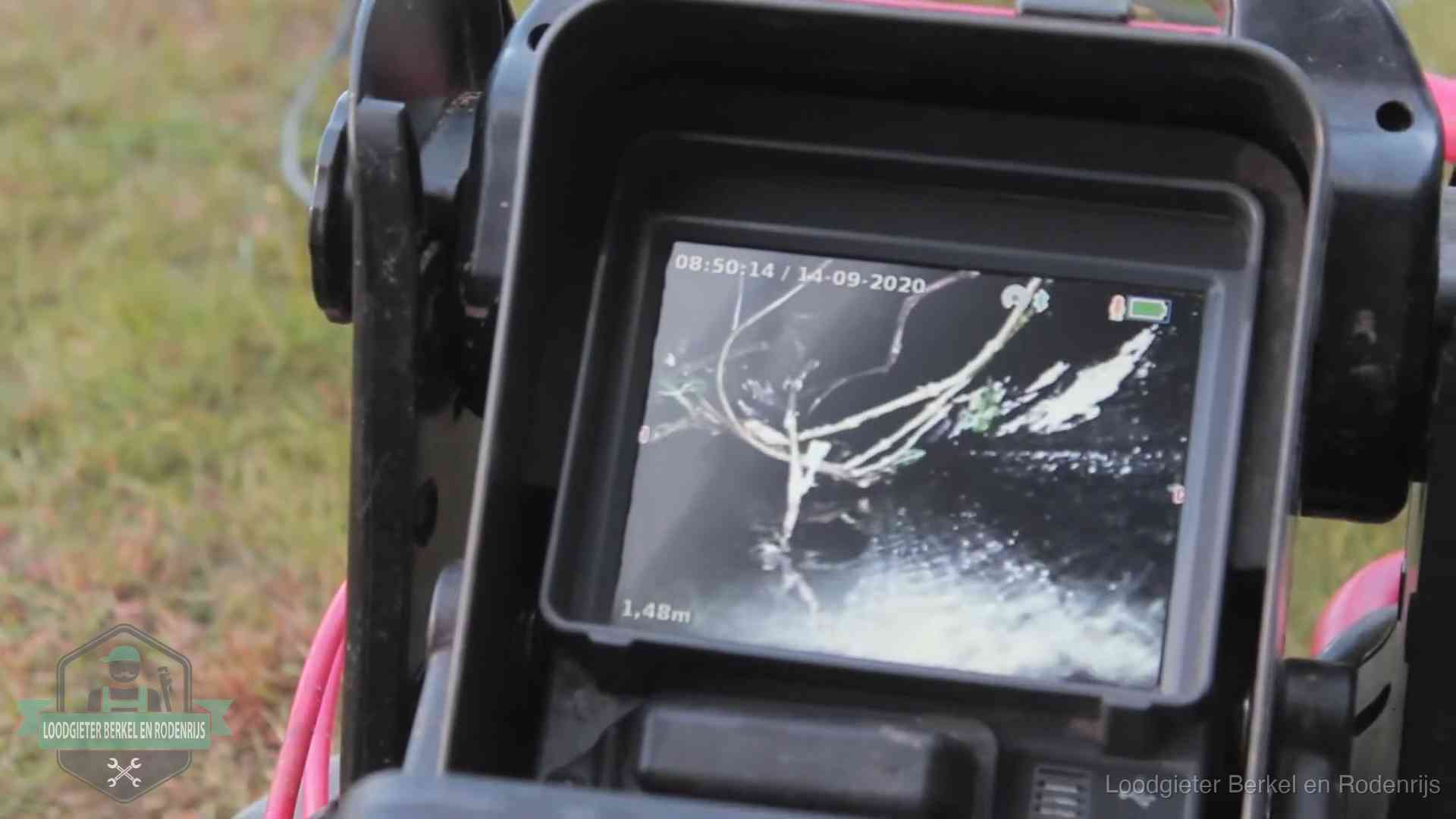 Monitor van een rioolcamera toont wortelingroei in de rioolbuis bij een woning in Berkel en Rodenrijs