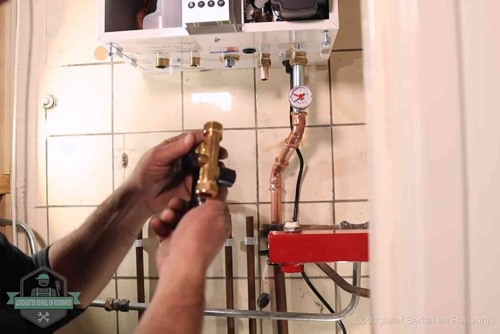 Zelf cv-druk bijvullen in Berkel en Rodenrijs Vulkraan en manometer onder een cv-ketel voor het bijvullen van de waterdruk in Berkel en Rodenrijs