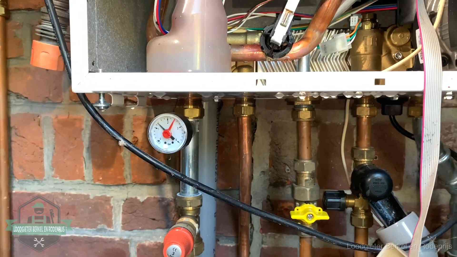 Cv-ketel verliest druk in Berkel en Rodenrijs Manometer en aansluitleidingen onder een cv-ketel in Berkel en Rodenrijs bij controle op drukverlies