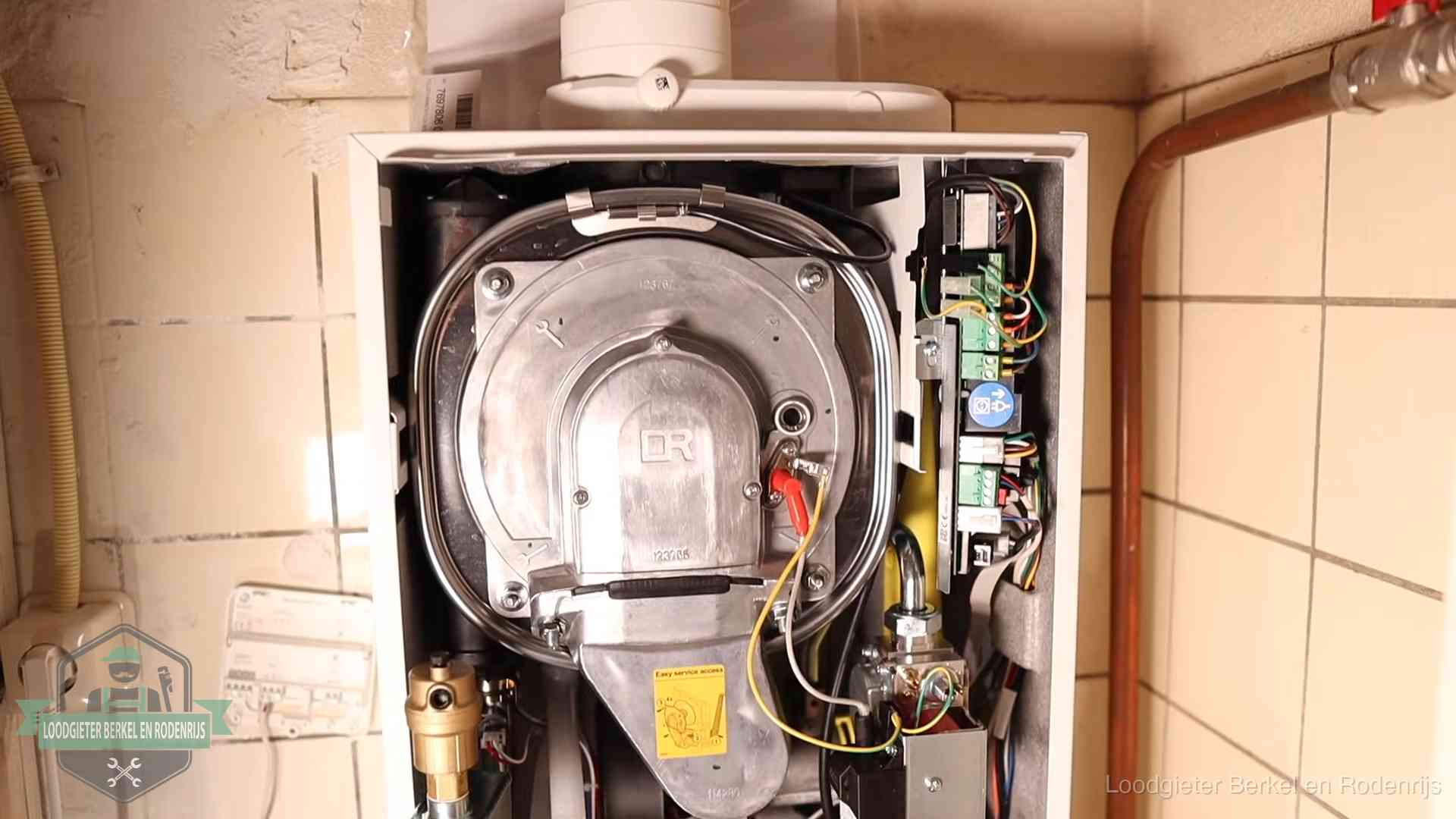 Hoe vaak cv-onderhoud in Berkel en Rodenrijs Geopende cv-ketel met warmtewisselaar tijdens periodiek onderhoud in Berkel en Rodenrijs