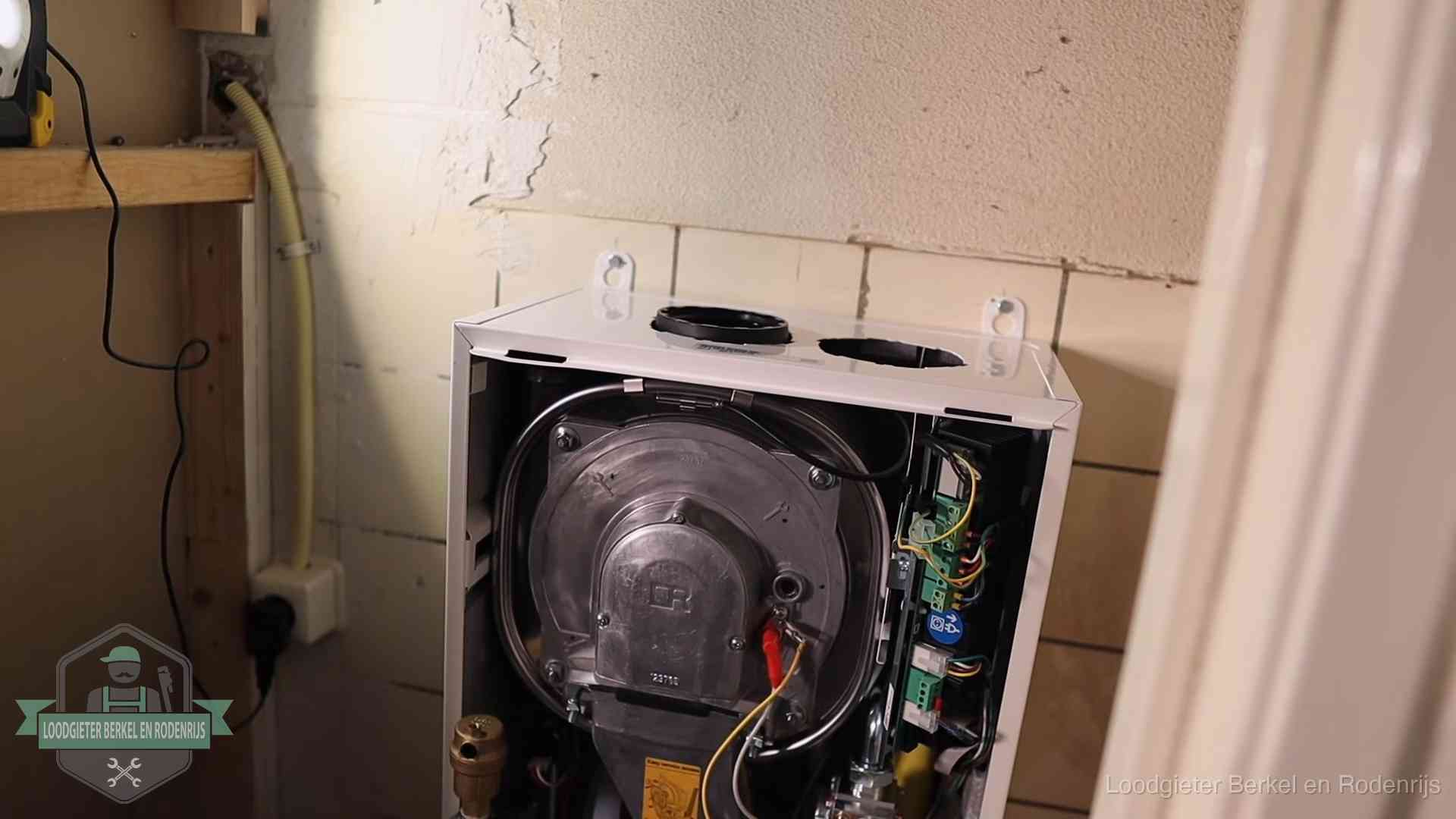 Onderhoudsbeurt cv-ketel in Berkel en Rodenrijs Geopende cv-ketel tijdens een onderhoudsbeurt in Berkel en Rodenrijs, met brander en warmtewisselaar zichtbaar