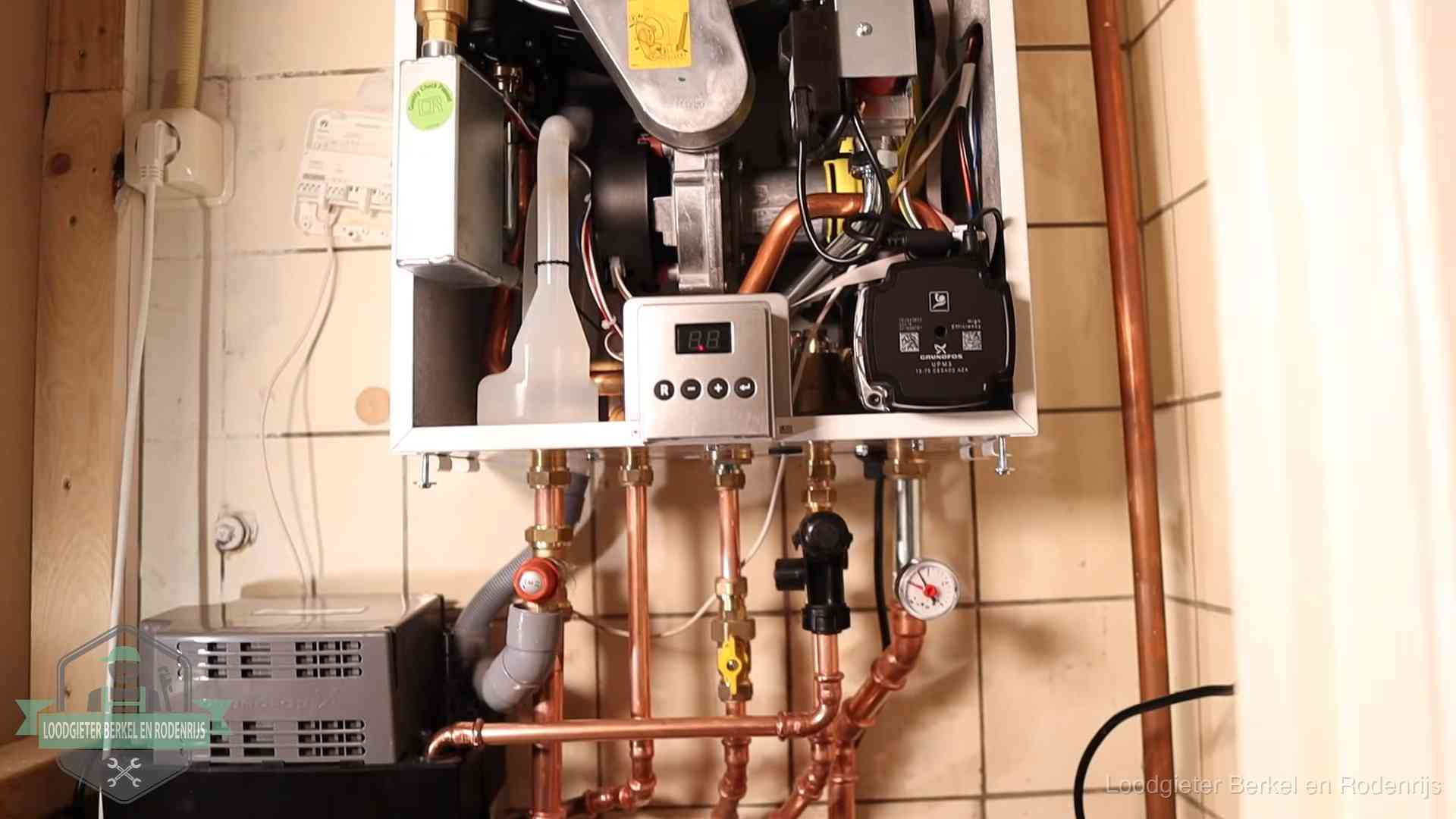 Zuiniger stoken na cv-onderhoud in Berkel en Rodenrijs Geopende cv-ketel met brander en cv-pomp tijdens een onderhoudsbeurt in Berkel en Rodenrijs