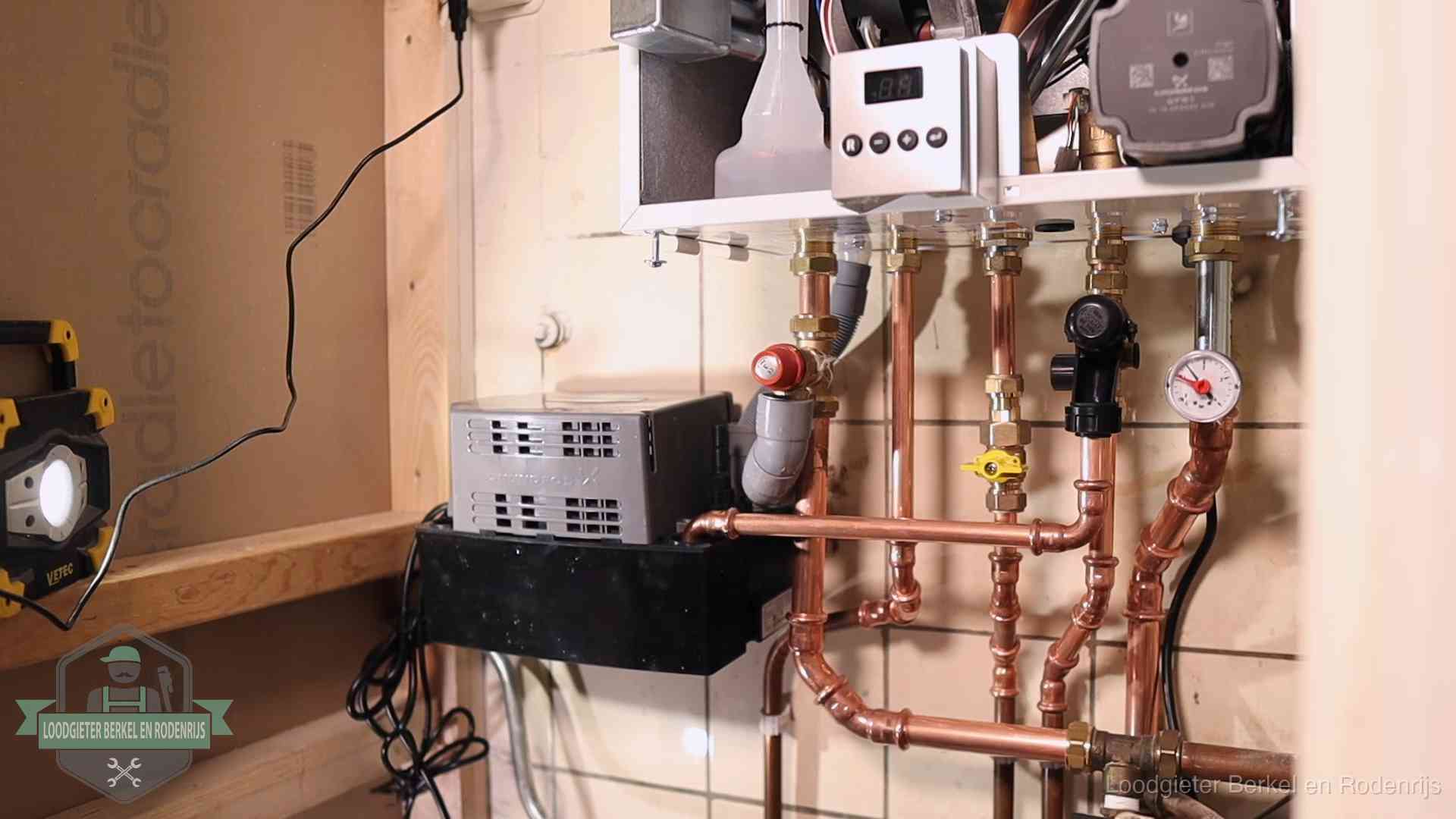 Levensduur van je cv-ketel in Berkel en Rodenrijs Nieuw koperen leidingwerk met pomp en manometer onder een vervangen cv-opstelling in Berkel en Rodenrijs