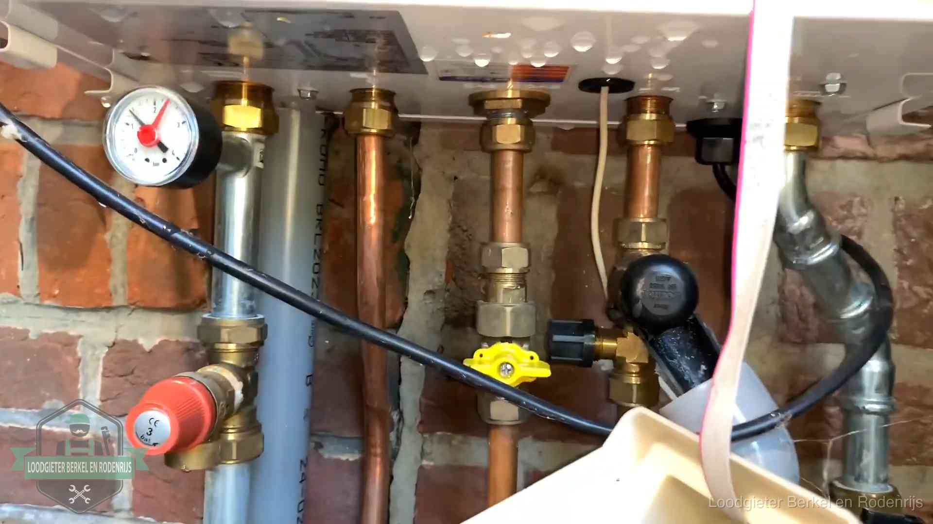 Kosten cv-ketel onderhoud in Berkel en Rodenrijs Onderaansluitingen van een cv-ketel met manometer en gaskraan in Berkel en Rodenrijs