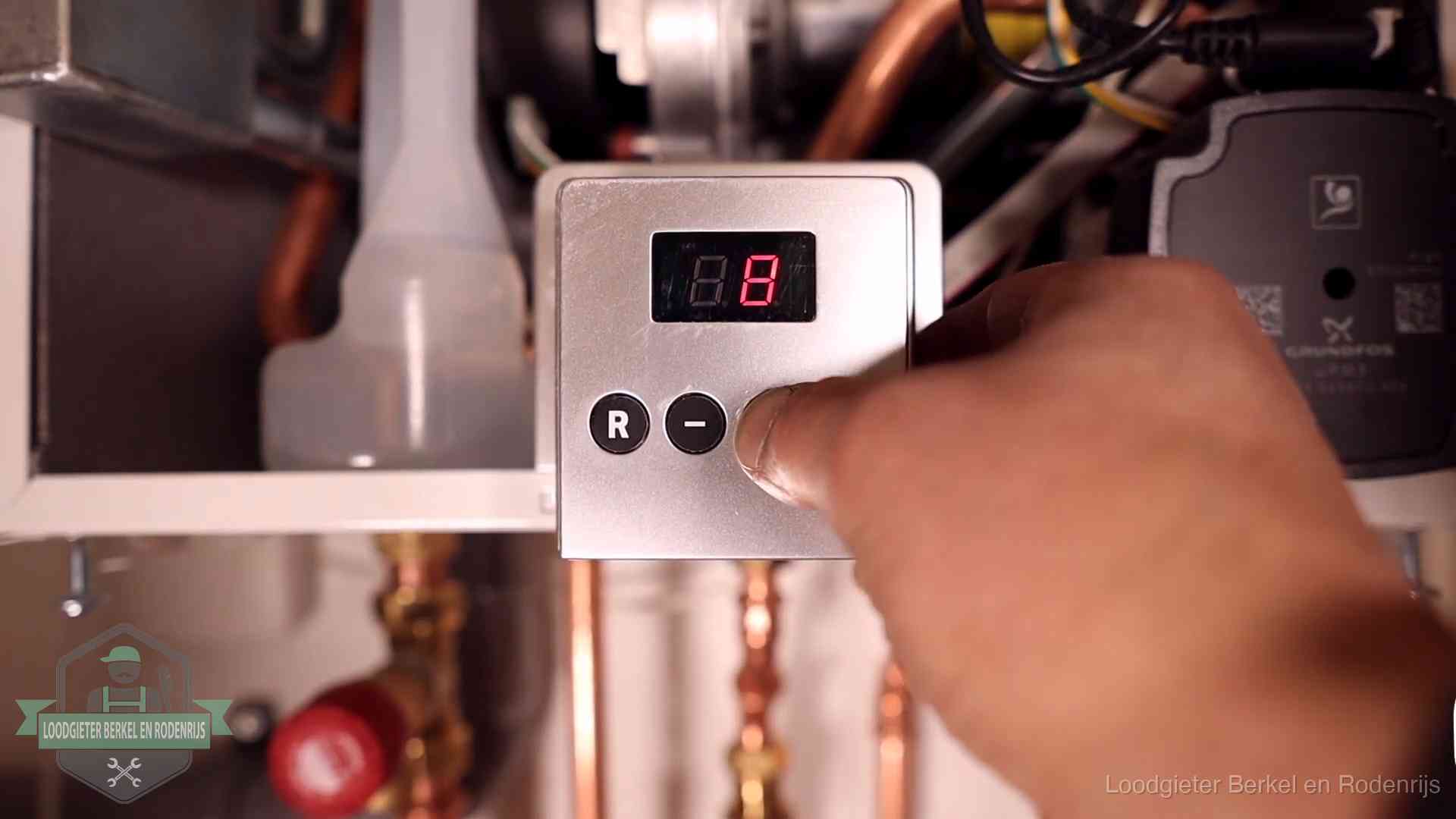 Cv-storing uitlezen in Berkel en Rodenrijs Monteur bedient het display van een cv-ketel bij een storing in Berkel en Rodenrijs