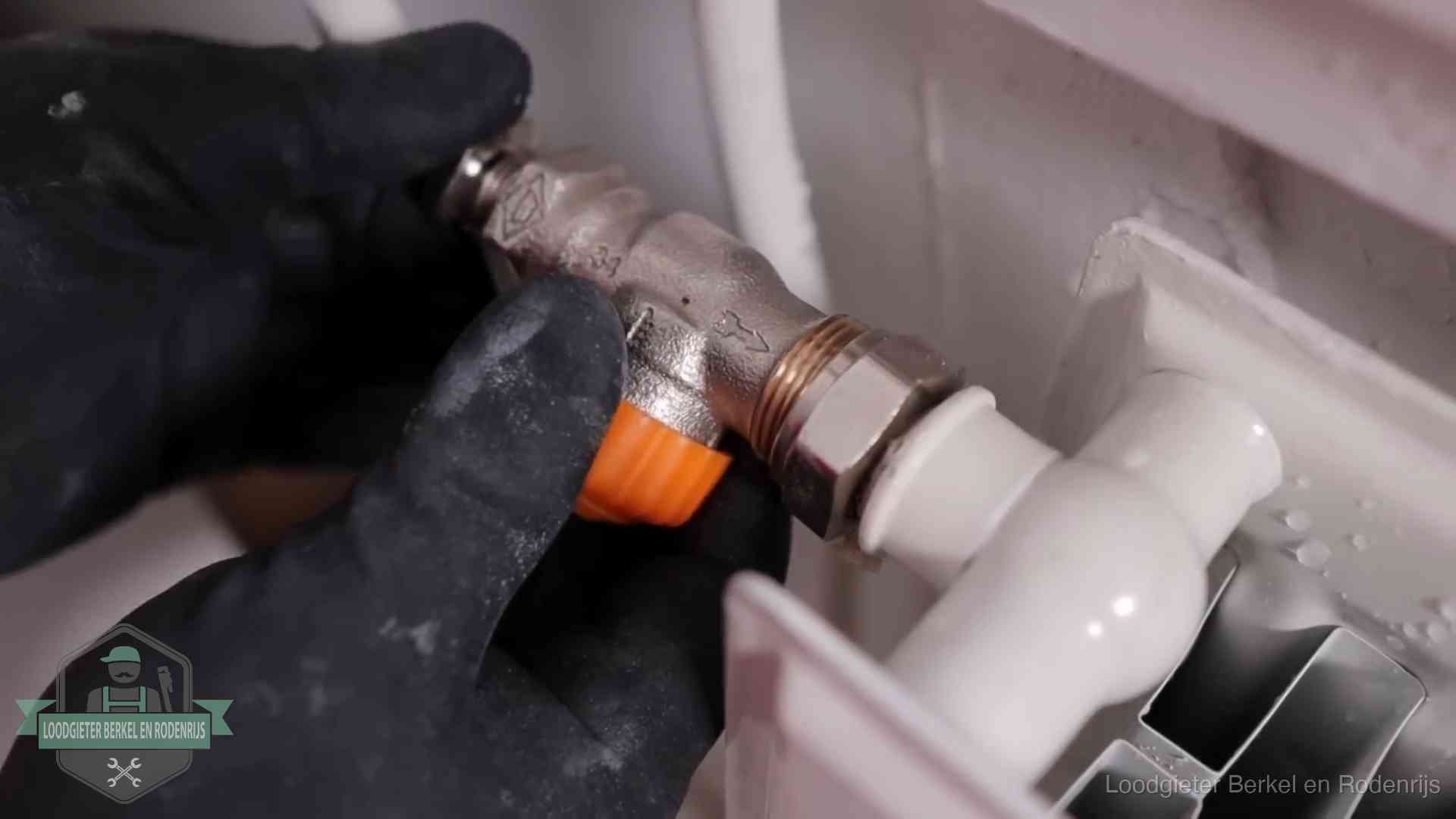 Je cv winterklaar maken in Berkel en Rodenrijs Thermostaatkraan wordt gemonteerd op een radiator in Berkel en Rodenrijs voor het stookseizoen