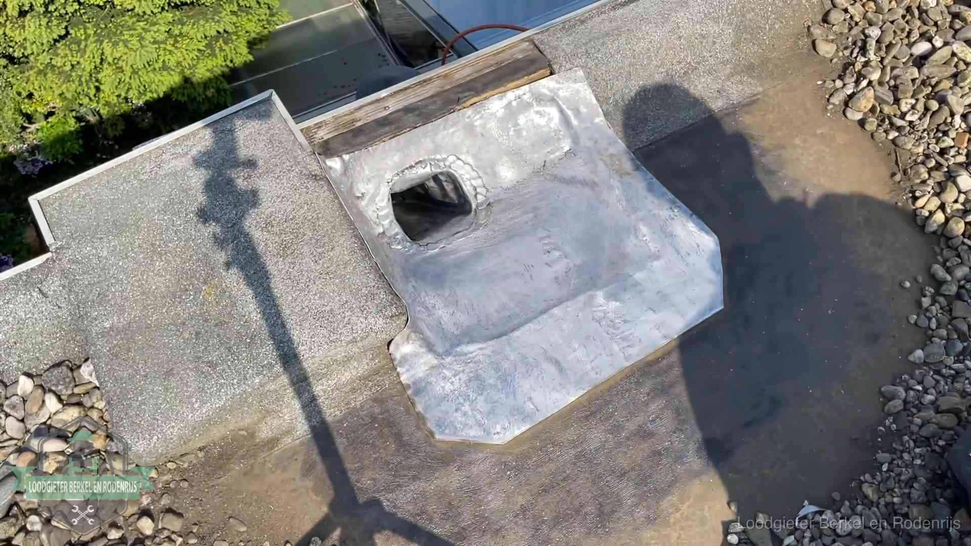 Vers afgedichte dakdoorvoer met lood en zink op een plat dak in Berkel en Rodenrijs
