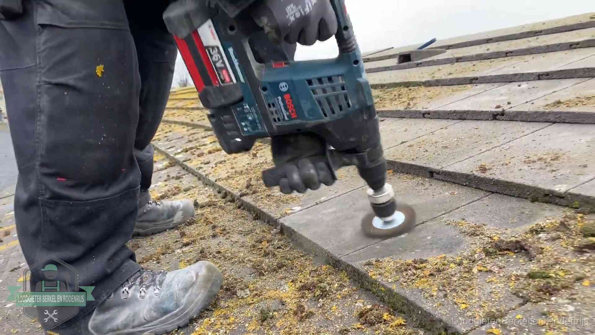 Betonnen dakpannen worden machinaal gereinigd tijdens dakonderhoud in Berkel en Rodenrijs