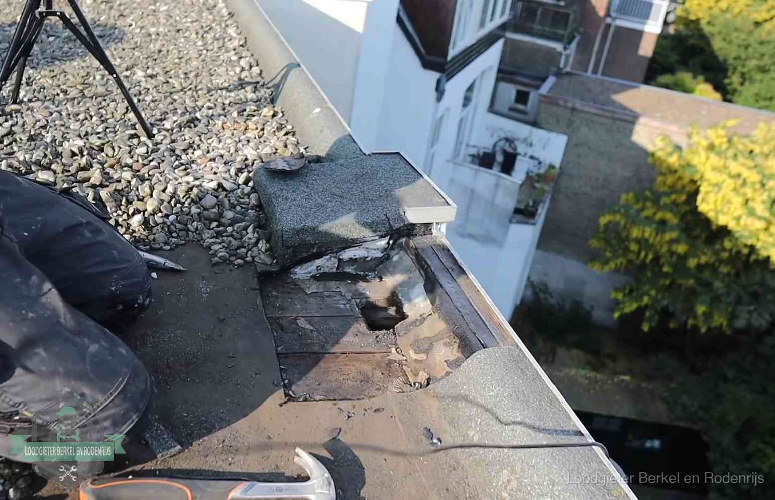 Opengelegde dakrand met verrot dakbeschot door een langdurige daklekkage in Berkel en Rodenrijs