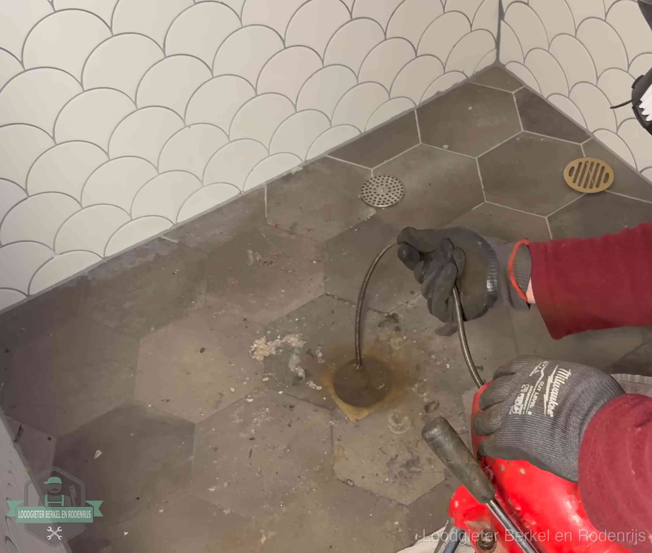 Ontstoppingsveer gaat in een geopend doucheputje in Berkel en Rodenrijs waar het water omhoogkwam