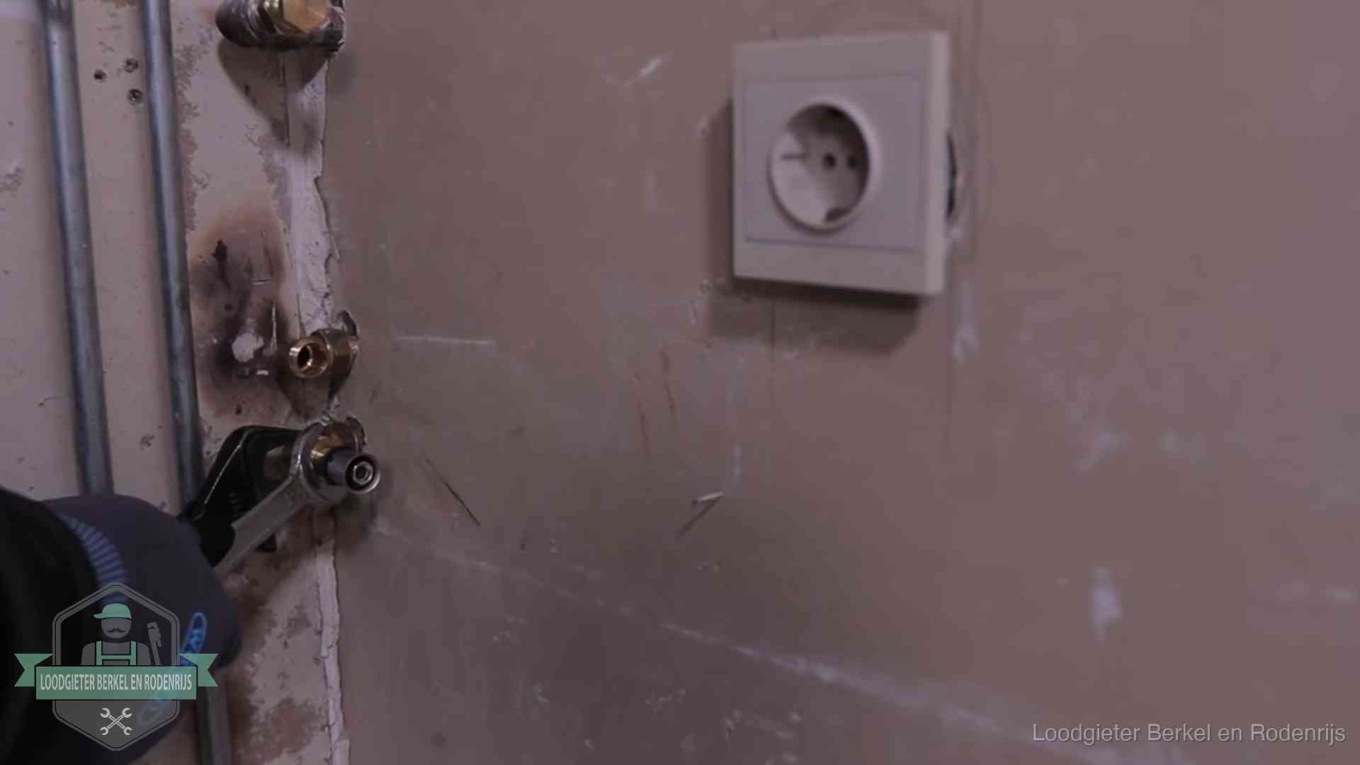 Erkend vakmanschap in Berkel en Rodenrijs Monteur draait een perskoppeling vast op een leidingaansluiting in Berkel en Rodenrijs