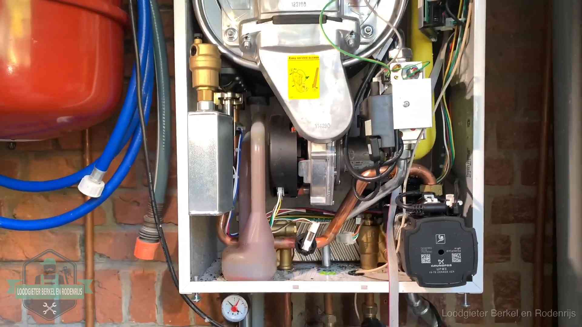 Expansievat en waterdruk in Berkel en Rodenrijs Geopende cv-ketel met rood expansievat in een woning in Berkel en Rodenrijs