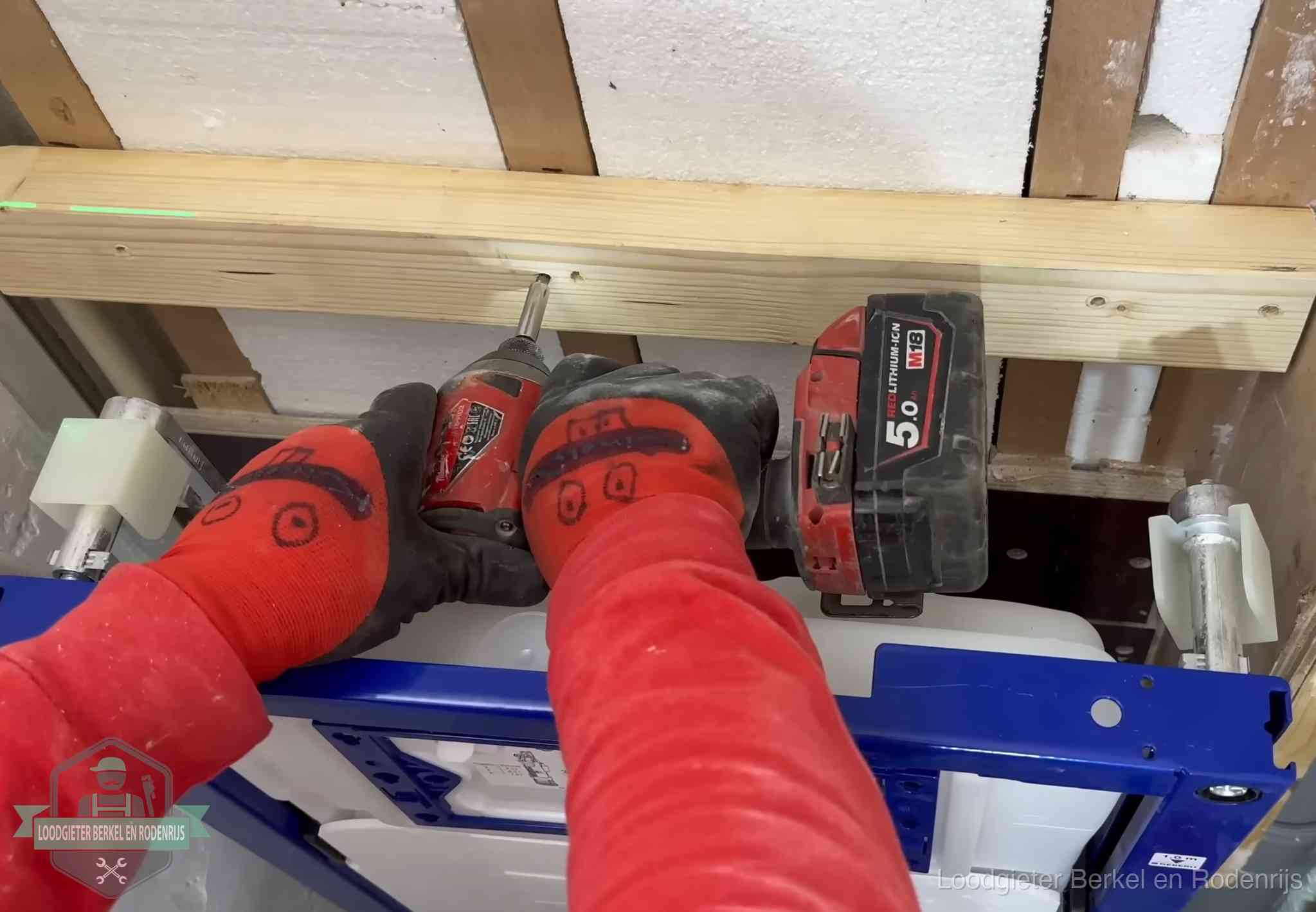 Fout in de wc-installatie opsporen in Berkel en Rodenrijs Monteur bevestigt een inbouwreservoir voor een hangend toilet in Berkel en Rodenrijs