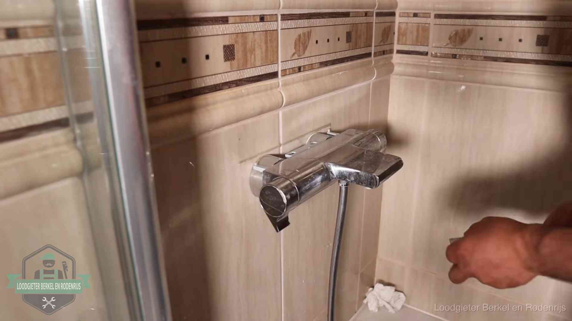 Kalkaanslag en je cv-ketel in Berkel en Rodenrijs Verkalkte douche-mengkraan in Berkel en Rodenrijs, hetzelfde kalk dat zich in de warmtewisselaar afzet