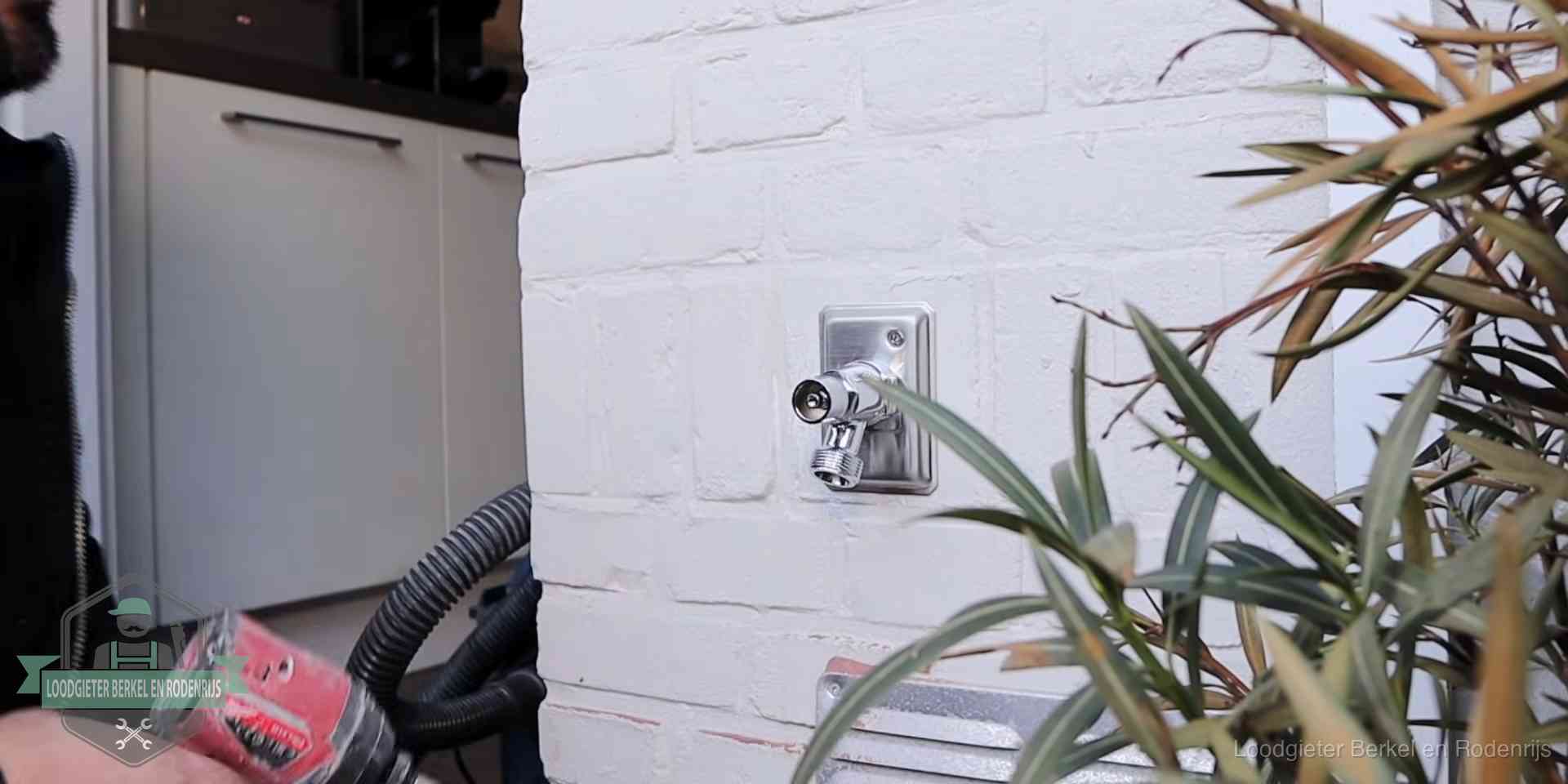 Chromen kraan op een muurplaat bij een woning in Berkel en Rodenrijs, dichtdraaien is stap een van de lektest