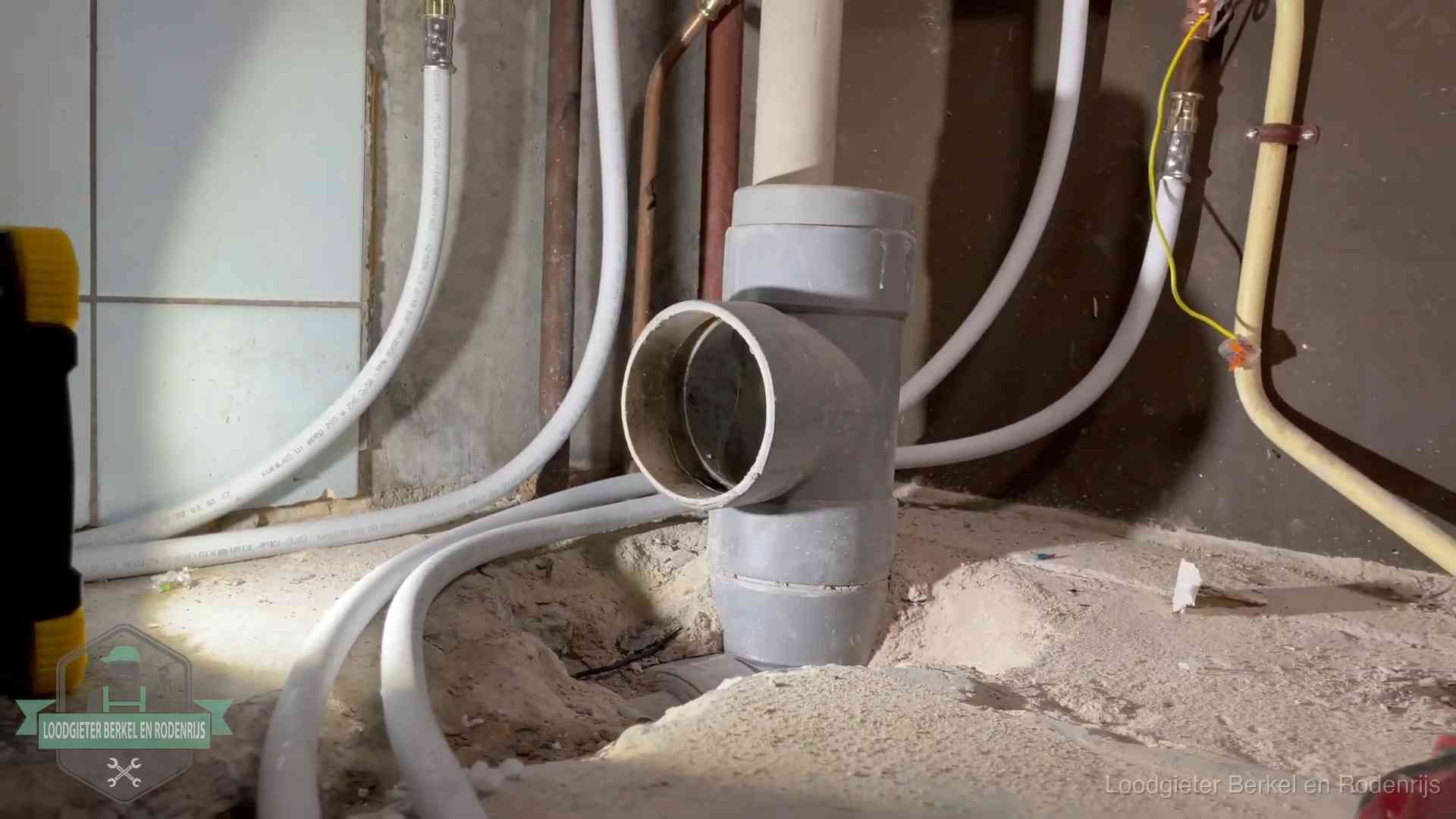 Vocht in kelder of kruipruimte in Berkel en Rodenrijs Leidingwerk op de zandbodem van een kruipruimte in Berkel en Rodenrijs, waar lekkages en vocht vaak samenkomen