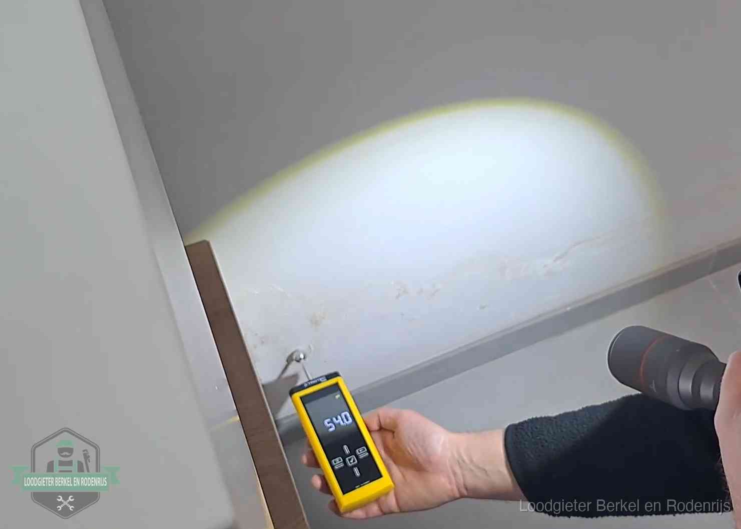 Lekdetectie-technieken in Berkel en Rodenrijs Vochtmeter tegen een natte wand met lekkagesporen in Berkel en Rodenrijs