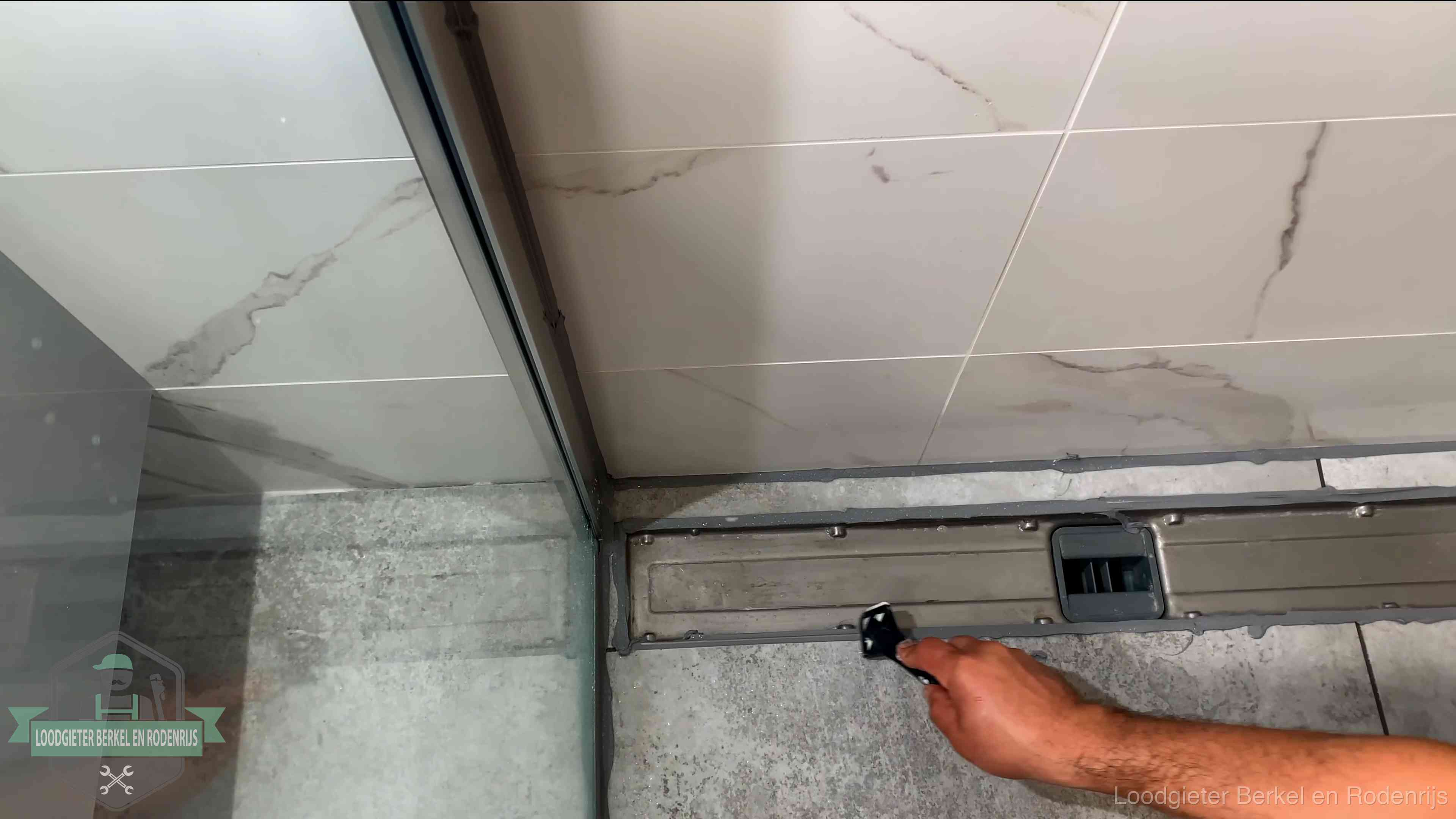 Lekkage in de badkamer verhelpen in Berkel en Rodenrijs Verse kitrand langs de douchegoot in een betegelde badkamer in Berkel en Rodenrijs