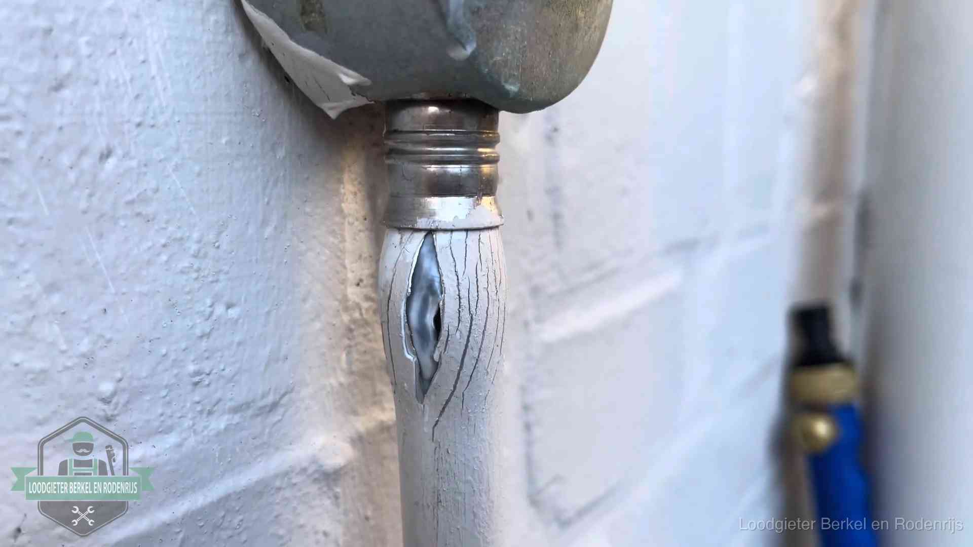 Wanneer lekdetectie in Berkel en Rodenrijs Oude waterleiding in Berkel en Rodenrijs waar de verf openscheurt, een stille aanwijzing voor een beginnend lek