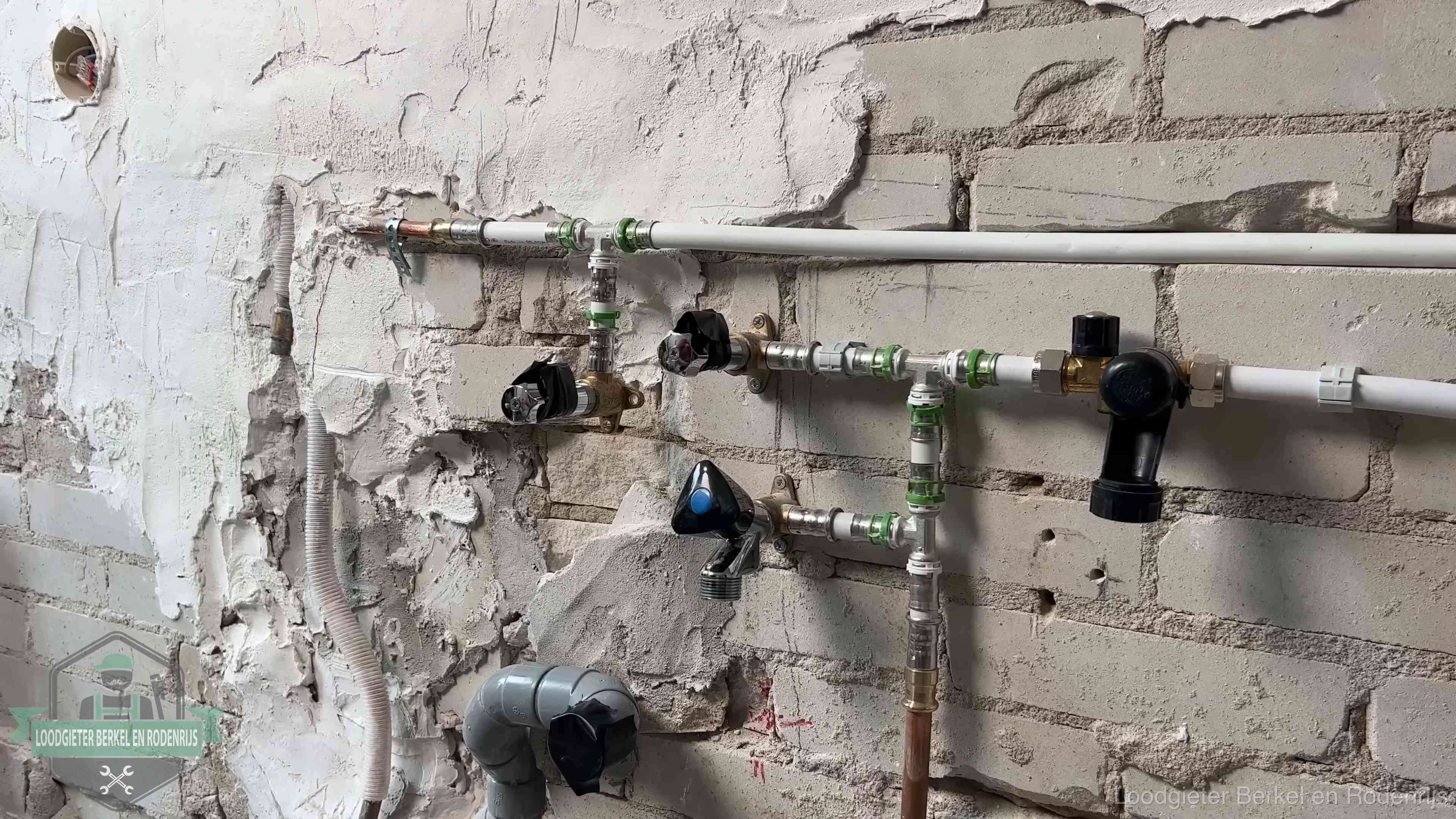 Diensten van ons loodgietersbedrijf in Berkel en Rodenrijs Nieuw aangelegd leidingwerk met persfittingen tijdens een verbouwing in Berkel en Rodenrijs