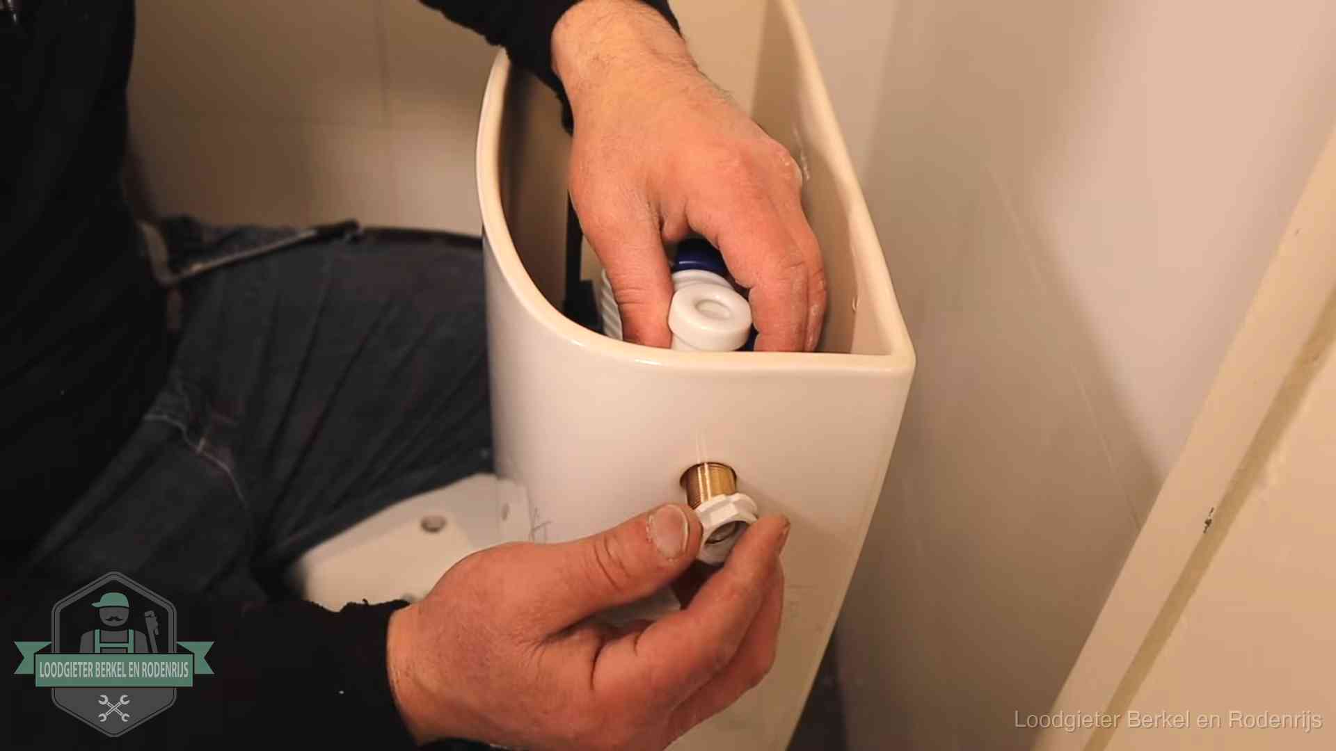 Loodgieter voor je verstopte wc in Berkel en Rodenrijs Loodgieter monteert de vlotterkraan van een stortbak bij een toilet in Berkel en Rodenrijs