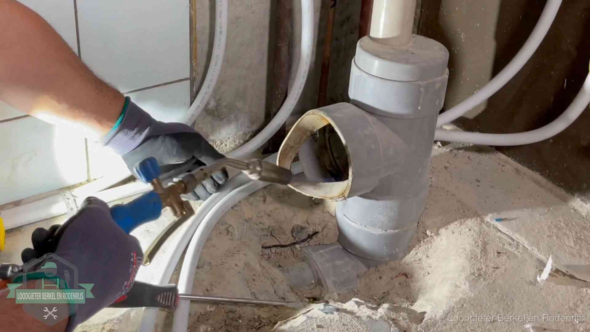 Vakmanschap van onze loodgieters in Berkel en Rodenrijs Loodgieter werkt met brander en messing kraanwerk aan leidingen in Berkel en Rodenrijs