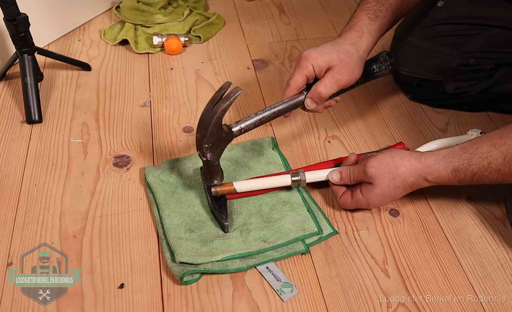 Rode vlaggen bij loodgieters in Berkel en Rodenrijs Geimproviseerd gereedschap bij een klus in Berkel en Rodenrijs, een teken om op te letten wie je binnenhaalt