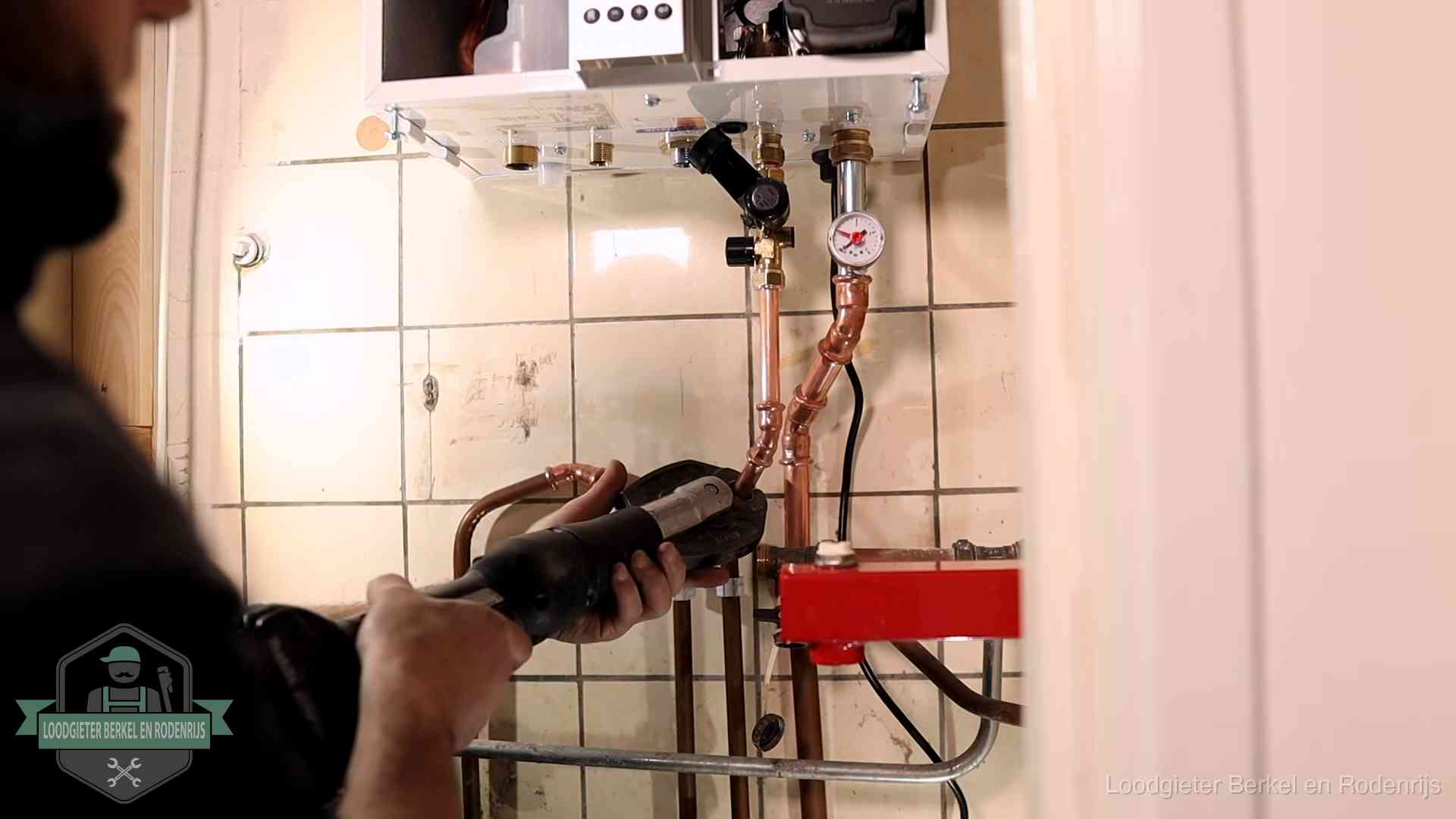 Cv-ketel onderhoud in Berkel en Rodenrijs Monteur werkt aan de leidingen onder een cv-ketel in Berkel en Rodenrijs