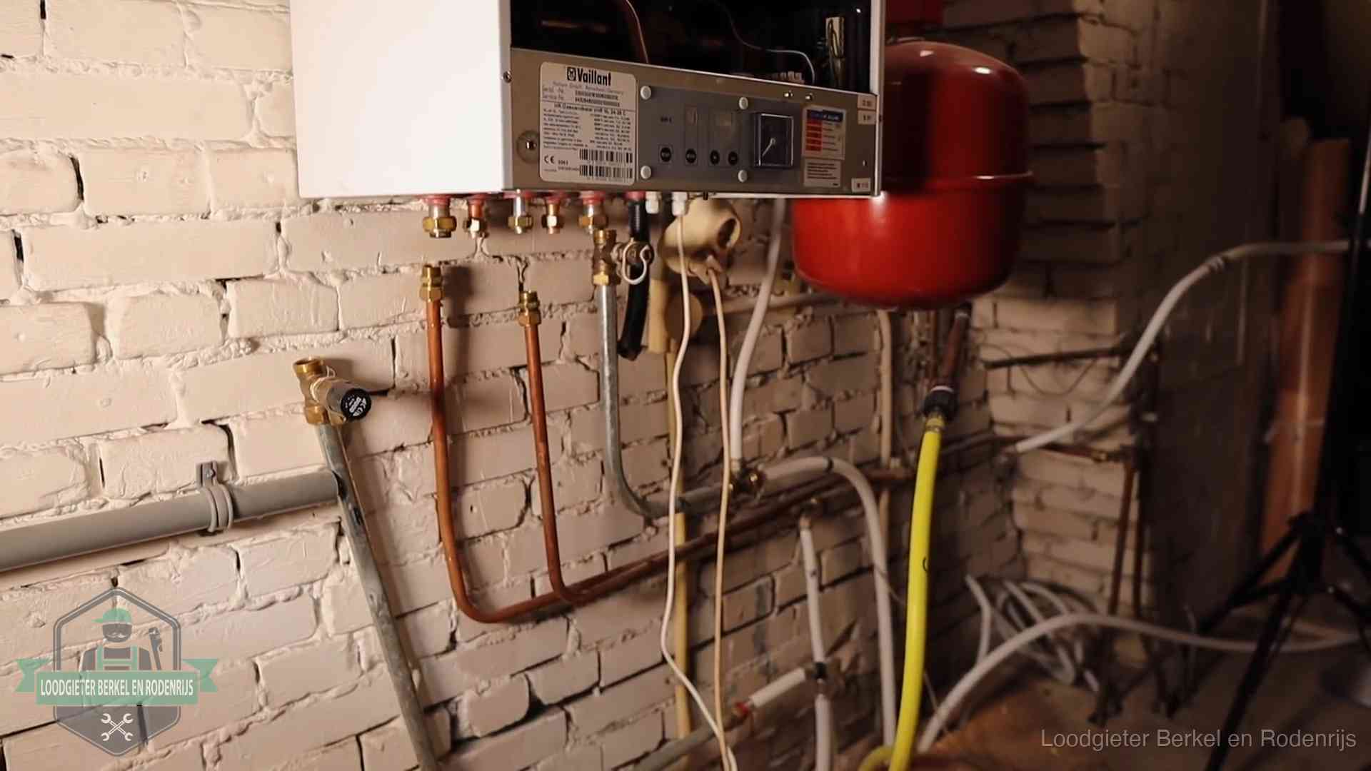 Onderhoud aan een oudere cv-ketel in Berkel en Rodenrijs Verouderde cv-ketel met een wirwar van oude leidingen in een woning in Berkel en Rodenrijs