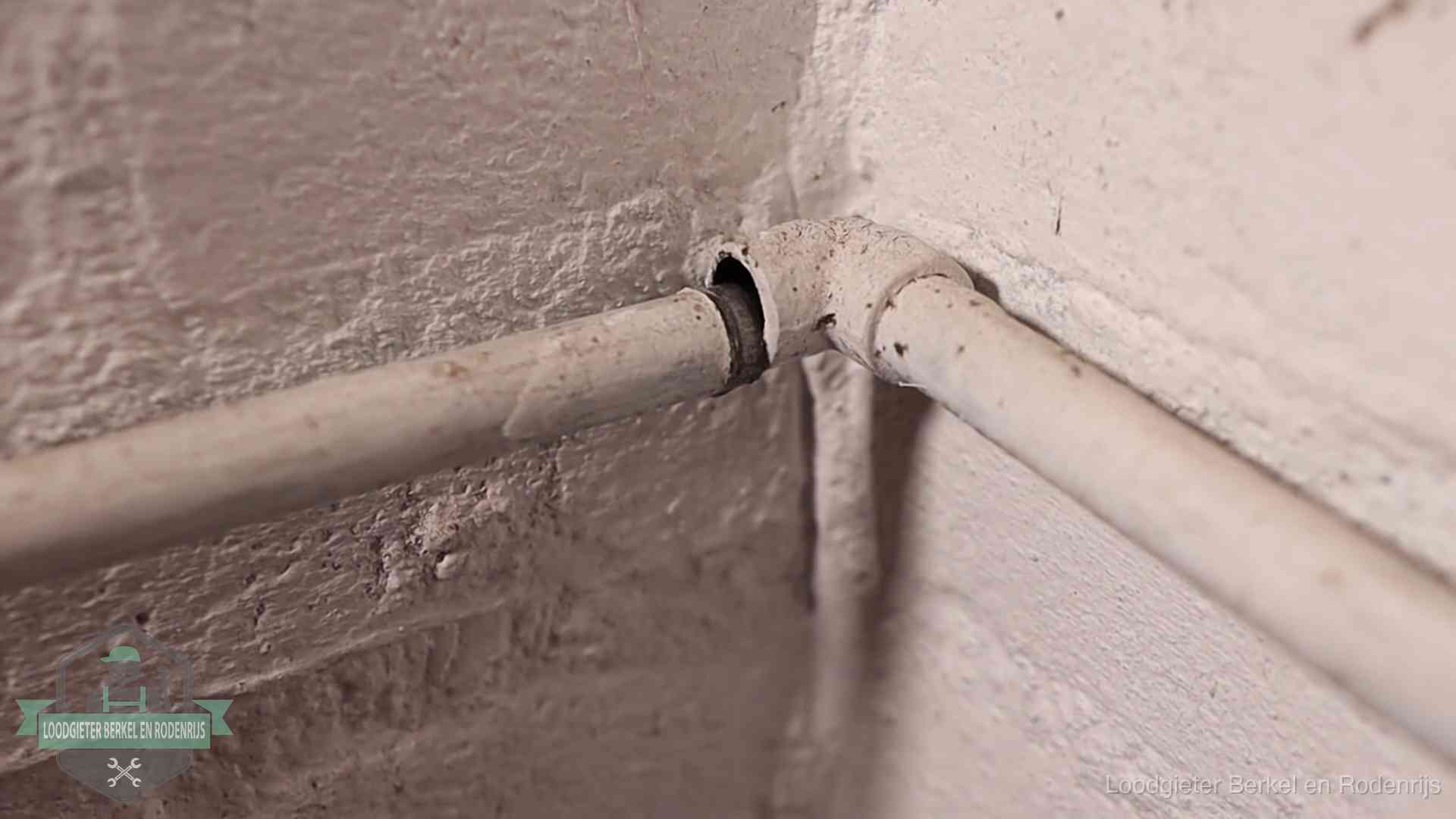 Oude waterleidingen en verborgen lekkage in Berkel en Rodenrijs Oude geverfde waterleiding met een losliggende fitting in een woning in Berkel en Rodenrijs