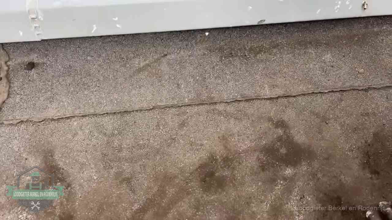 Vochtplekken bij de naad van een plat dak na aanhoudende regen in Berkel en Rodenrijs