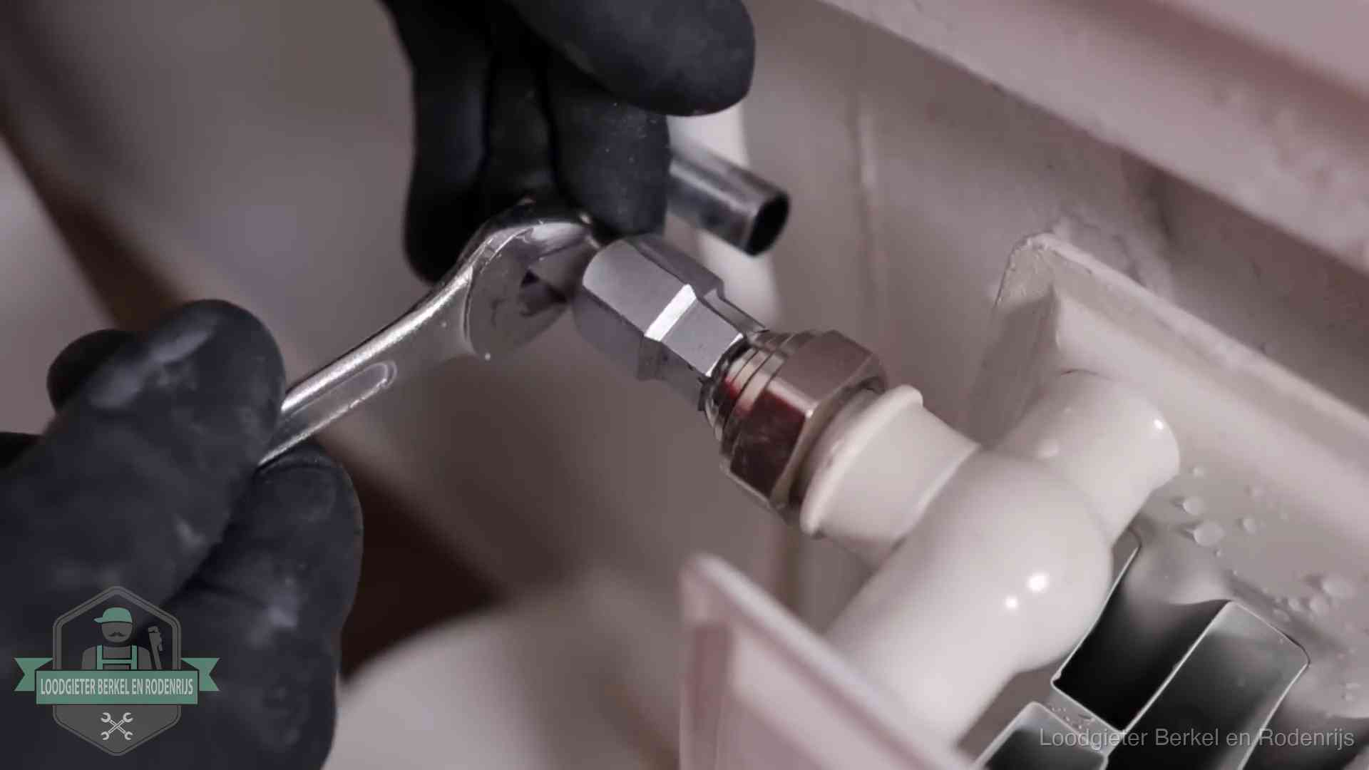 Radiatoren en waterzijdig inregelen in Berkel en Rodenrijs Steeksleutel draait een wartelkoppeling op een radiatorkraan aan in Berkel en Rodenrijs