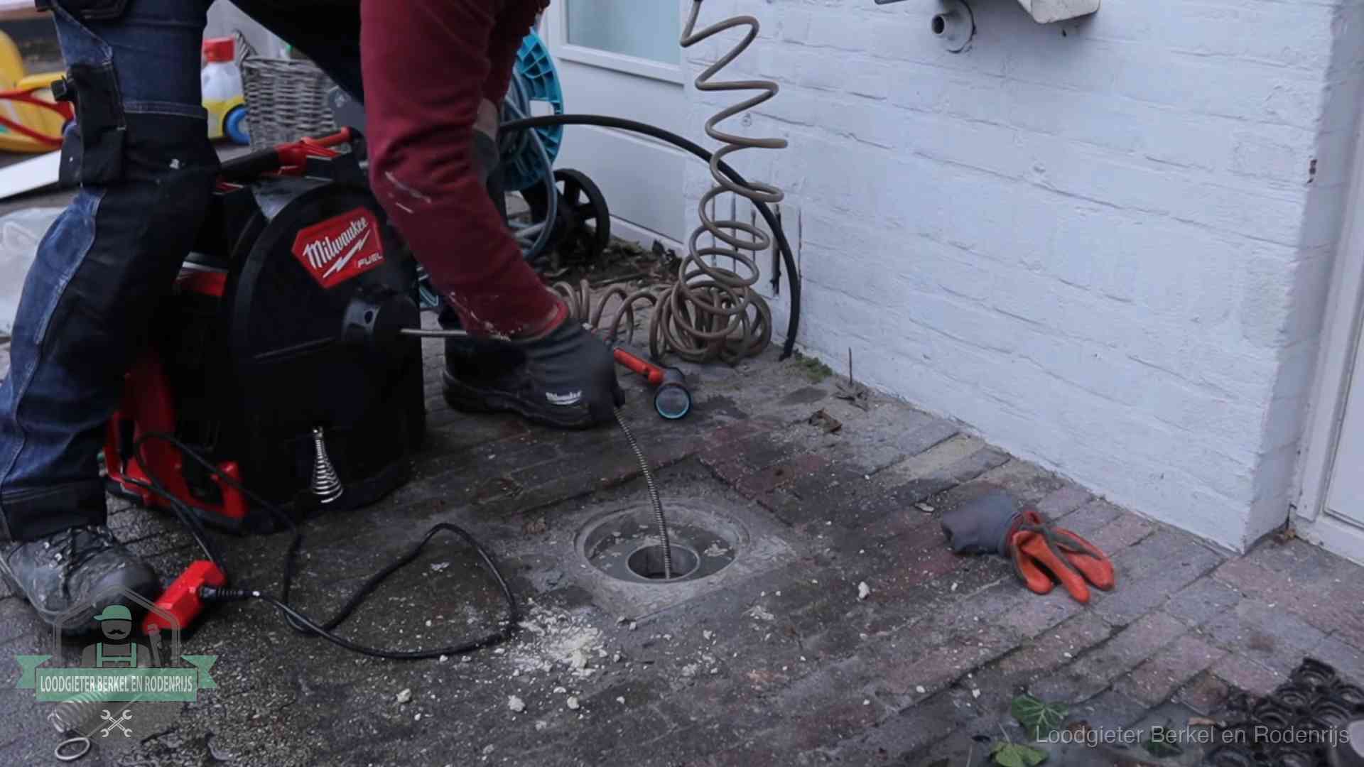 Spiraalmachine bij een ontstoppingsputje in de bestrating in Berkel en Rodenrijs