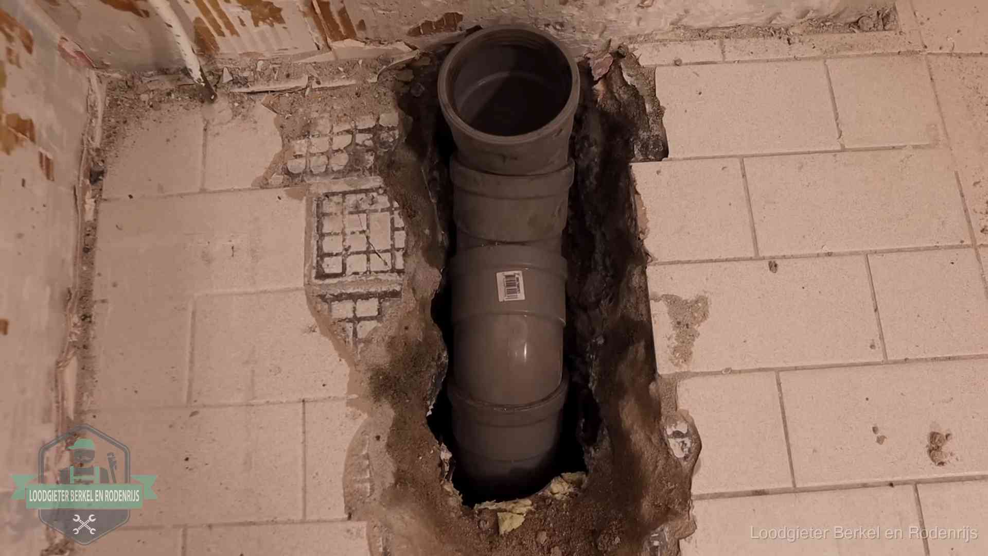 Nieuwe rioolleiding in een opengehakte vloer van een woning in Berkel en Rodenrijs