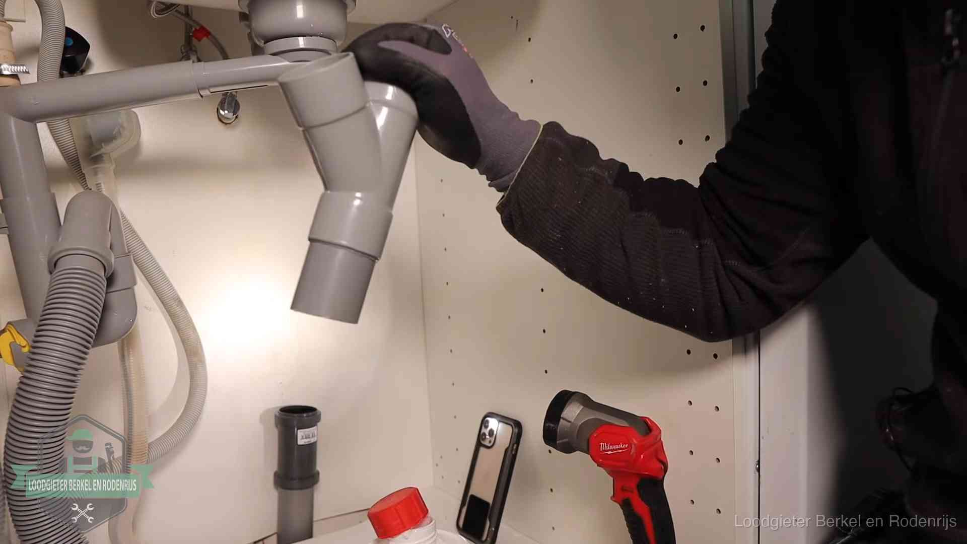 Loodgieter demonteert het sifon- en afvoerwerk onder een gootsteen in Berkel en Rodenrijs bij stankklachten