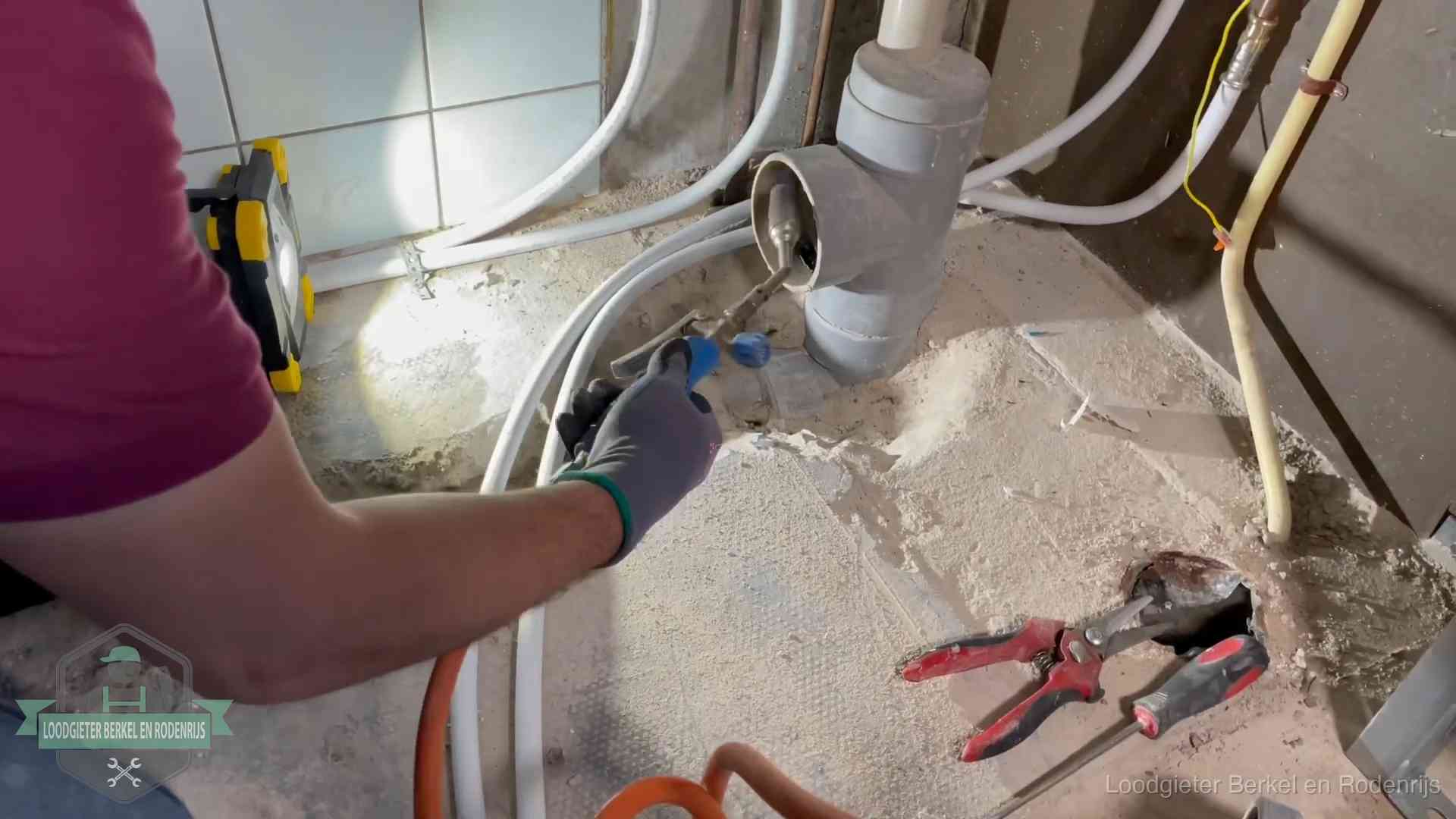 Standleiding en gedeelde leidingen in Berkel en Rodenrijs Loodgieter werkt aan leidingen bij een pvc-standleiding in een appartement in Berkel en Rodenrijs
