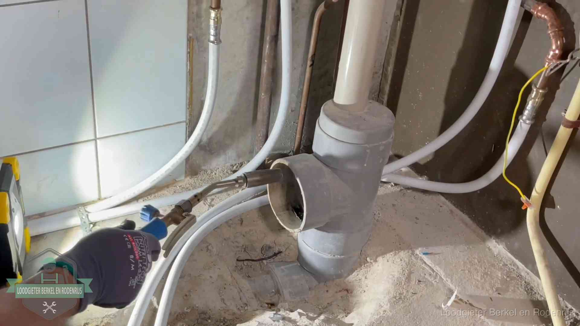 Loodgieter werkt aan leidingen bij de pvc-standleiding van een huurwoning in Berkel en Rodenrijs