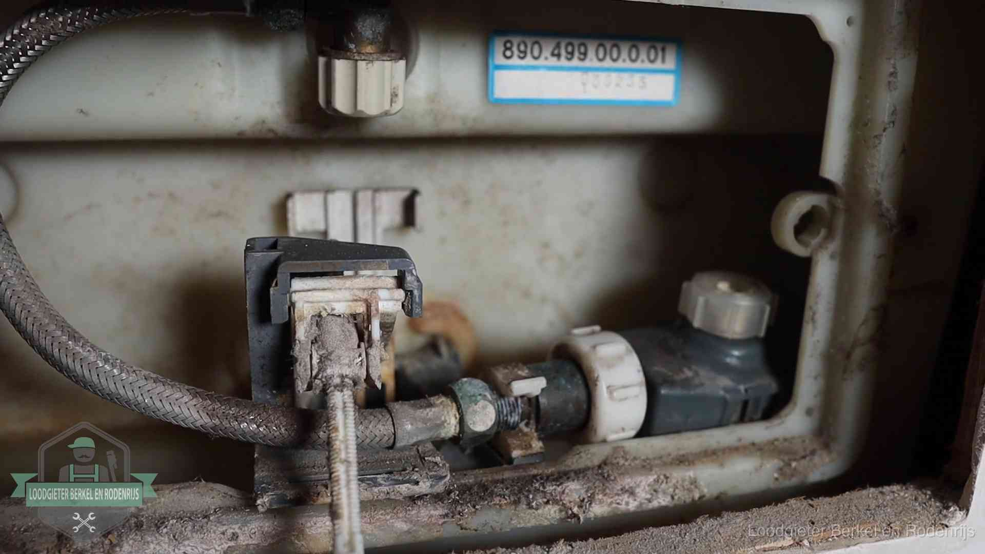 Stortbak en spoelmechanisme in Berkel en Rodenrijs Verkalkt binnenwerk van een stortbak met vlotterkraan in Berkel en Rodenrijs