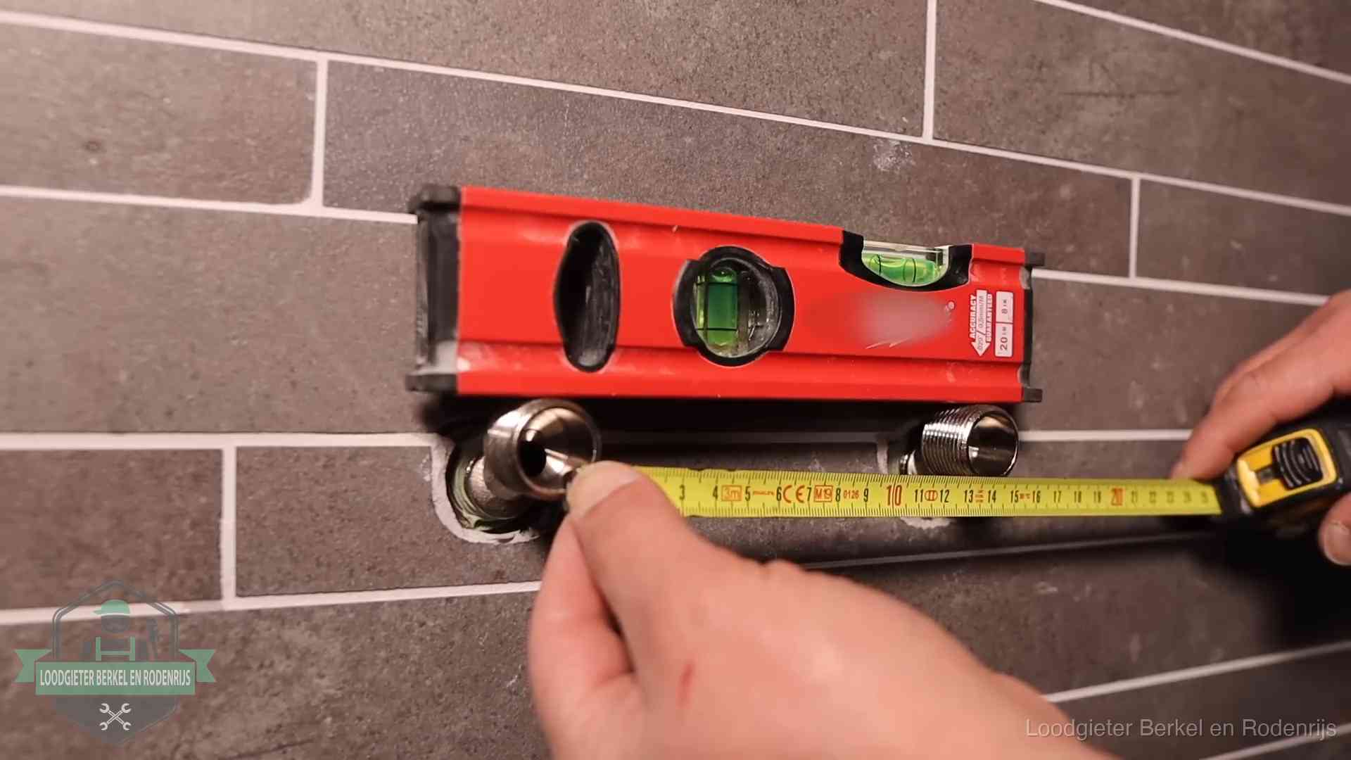 Kwaliteit en je vangnet als klant in Berkel en Rodenrijs Waterpas en duimstok bij kraan-aansluitpunten in een badkamer in Berkel en Rodenrijs
