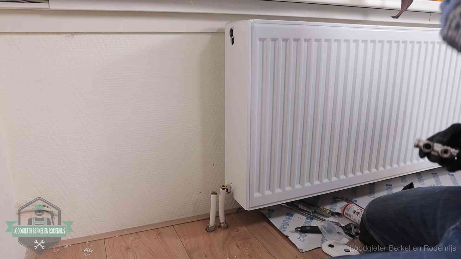 Verwarming per wijk in Berkel en Rodenrijs Nieuw gemonteerde radiator in een woonkamer in Berkel en Rodenrijs