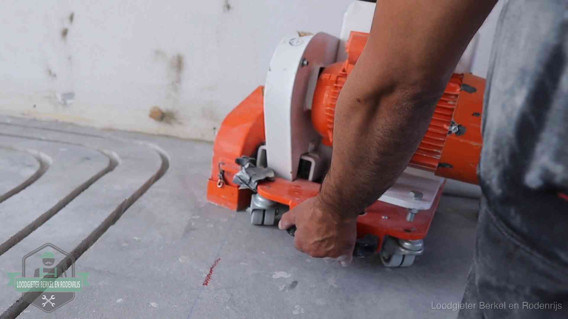 Lekkage in de vloerverwarming opsporen in Berkel en Rodenrijs Sleuvenpatroon voor vloerverwarming in de dekvloer van een woning in Berkel en Rodenrijs