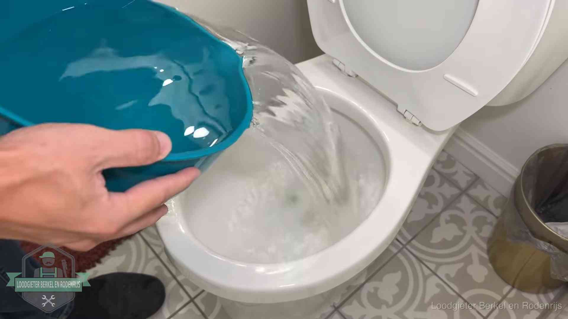 De warm-water-methode in Berkel en Rodenrijs Warm water wordt voorzichtig in de wc-pot gegoten in Berkel en Rodenrijs