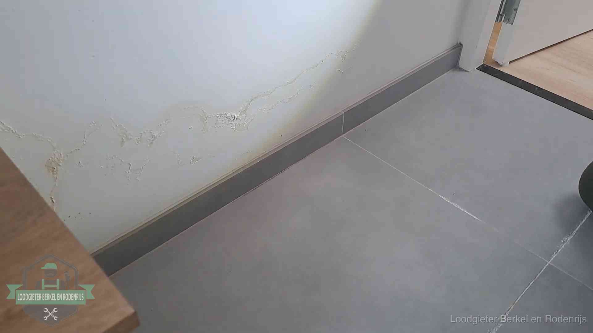 Waterschade met kalkuitbloeiing op een binnenwand in Berkel en Rodenrijs, vastgelegd voor de verzekering