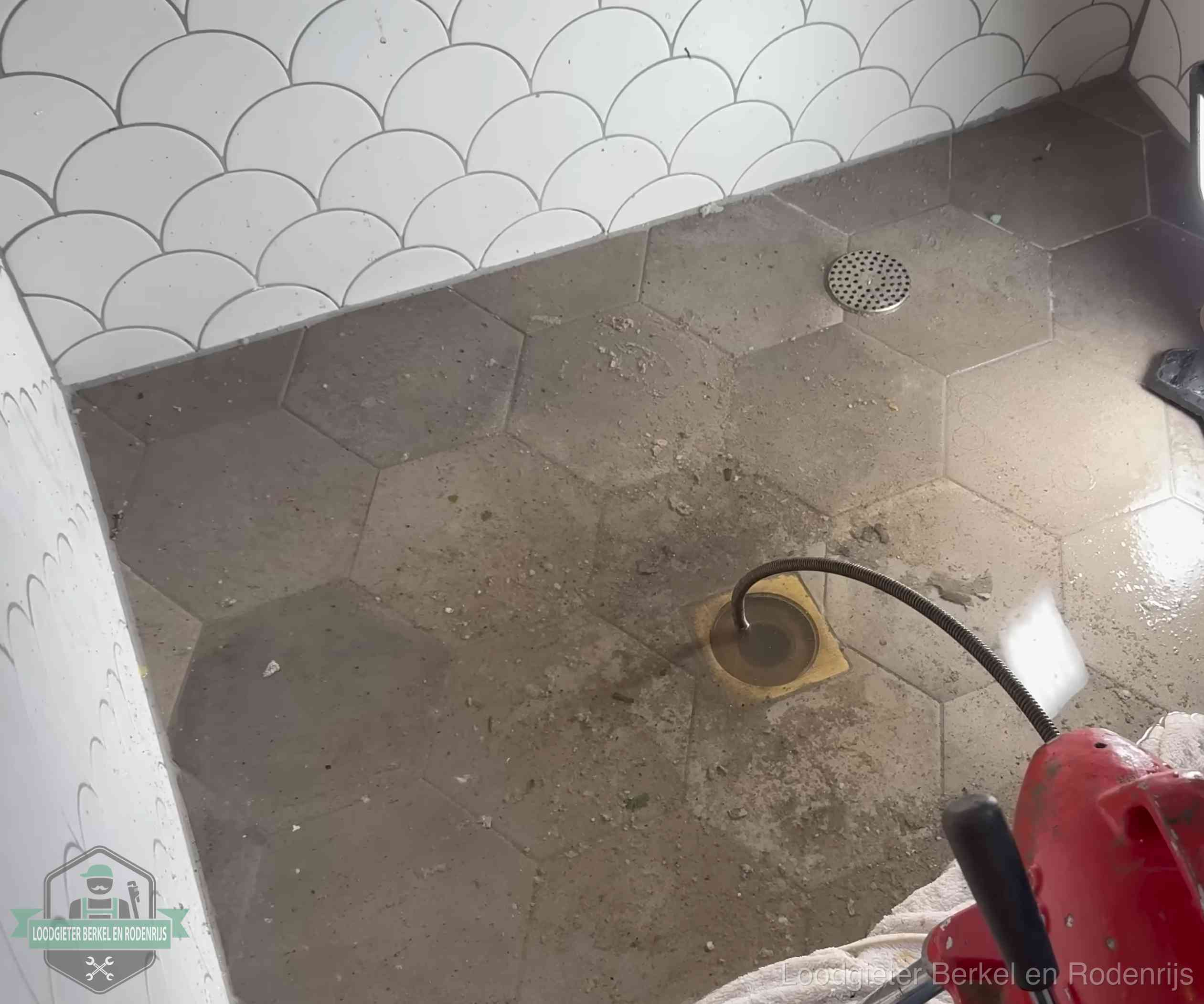 Stank uit wc of vloerput in Berkel en Rodenrijs Vloerput met waterslot in een badkamer in Berkel en Rodenrijs, een bron van stank als het waterslot droogstaat