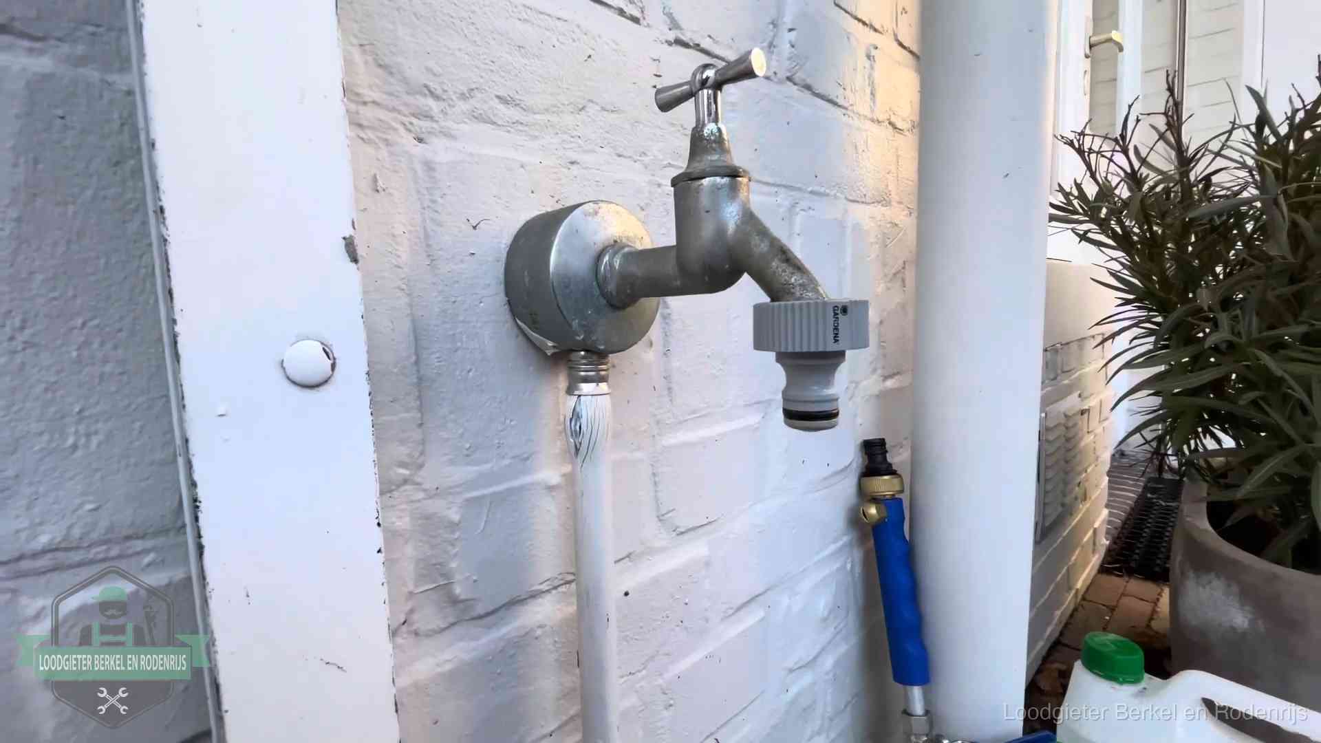 Hoge waterrekening in Berkel en Rodenrijs Buitenkraan met slangaansluiting bij een woning in Berkel en Rodenrijs, sluipverbruik zie je terug op de waterrekening