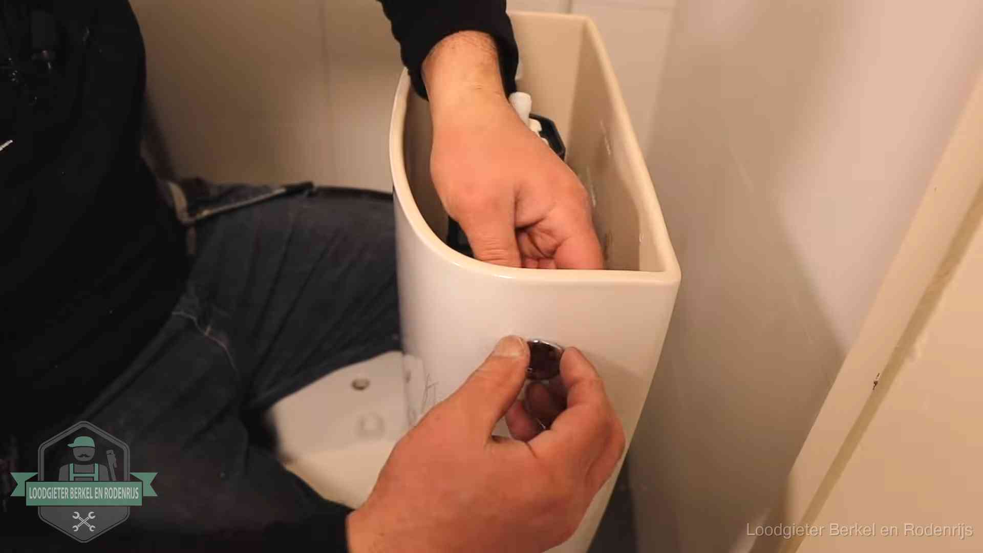 Je wc verstoppingsvrij houden in Berkel en Rodenrijs Drukknop van een duoblok-stortbak wordt gemonteerd bij een toilet in Berkel en Rodenrijs